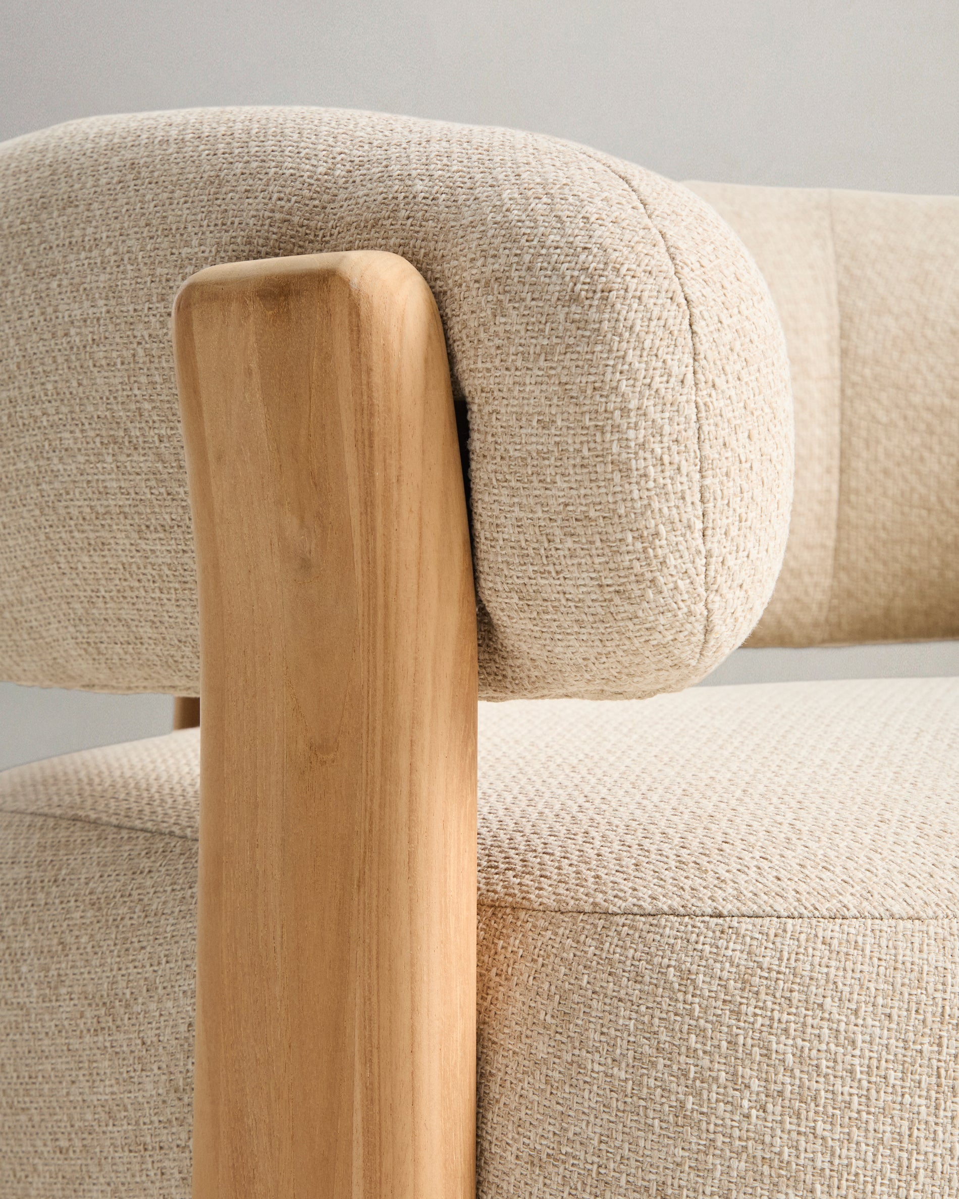 Beiger Outdoor-Sessel Granit mit robusten Teakholzbeinen, ideal für stilvolle Entspannung im Freien, von Kave Home.