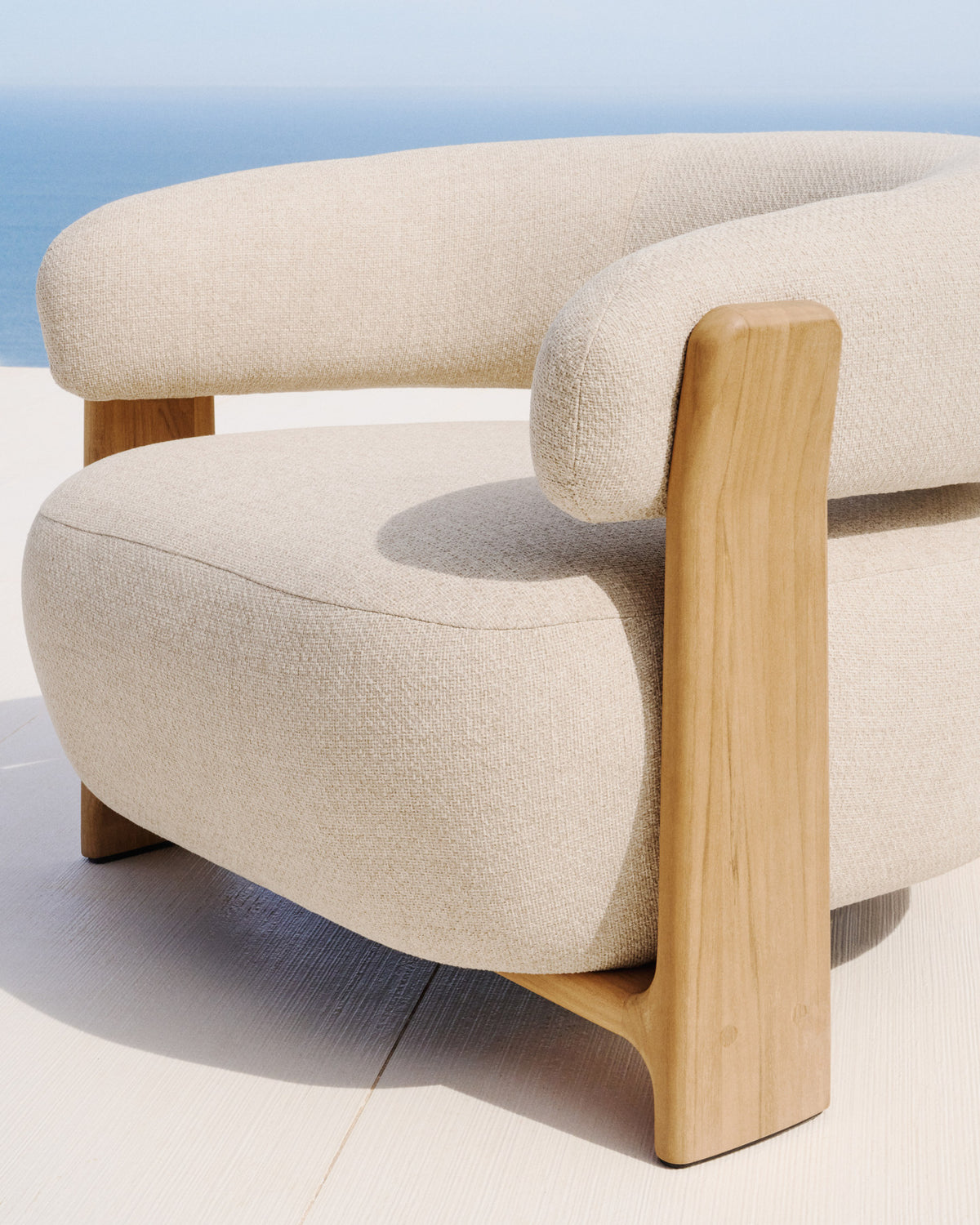 Outdoor-Sessel Granit in Beige mit Beinen aus massivem Teakholz mit naturfarbenem Finish, 100 % FSC in Beige, Natur präsentiert im Onlineshop von KAQTU Design AG. Outdoor-Sessel ist von Kave Home
