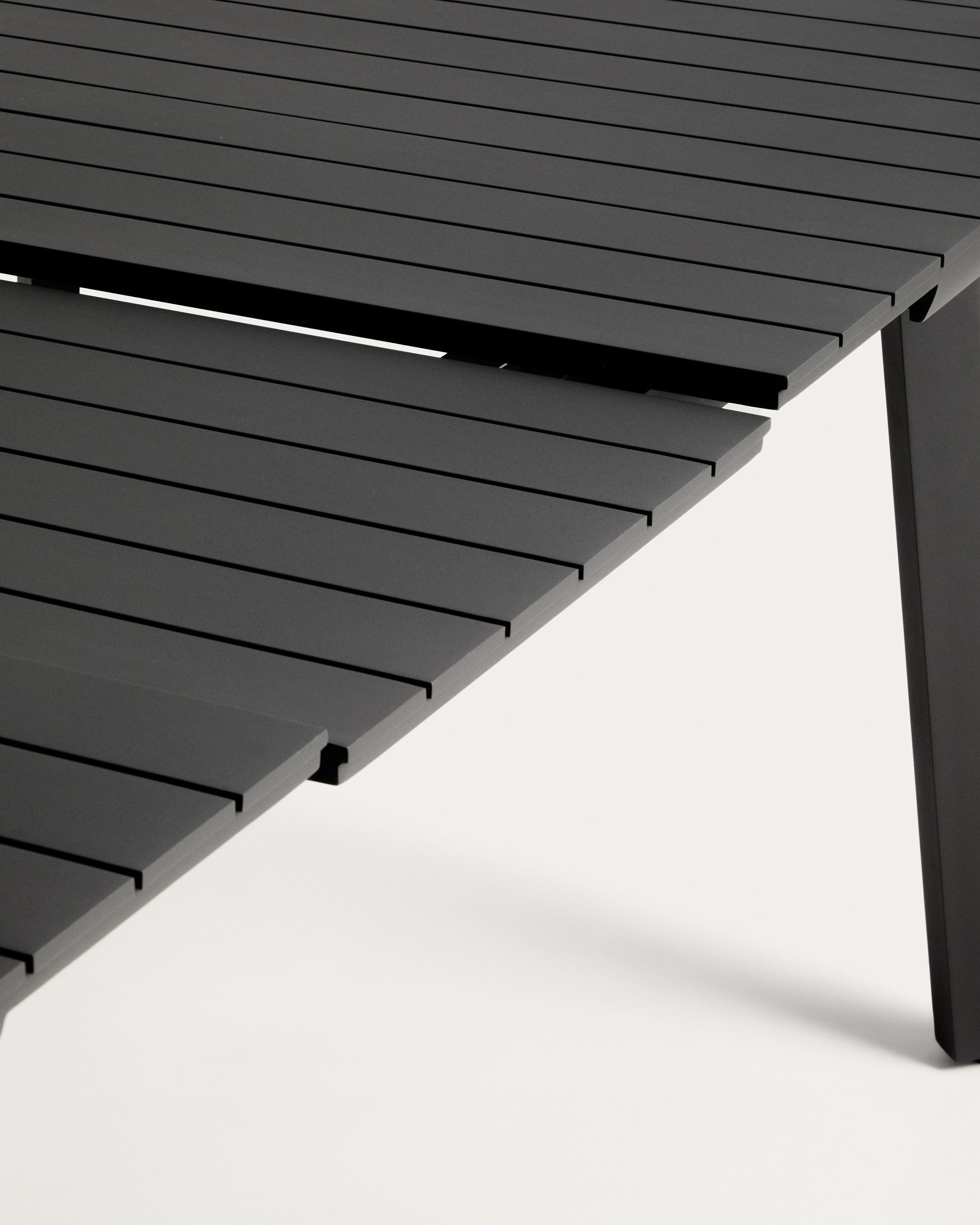 Moderner, ausziehbarer Gartentisch Izola aus Aluminium in Graphit, perfekt für Outdoor-Events, Maße 185 (235) x 100 cm.