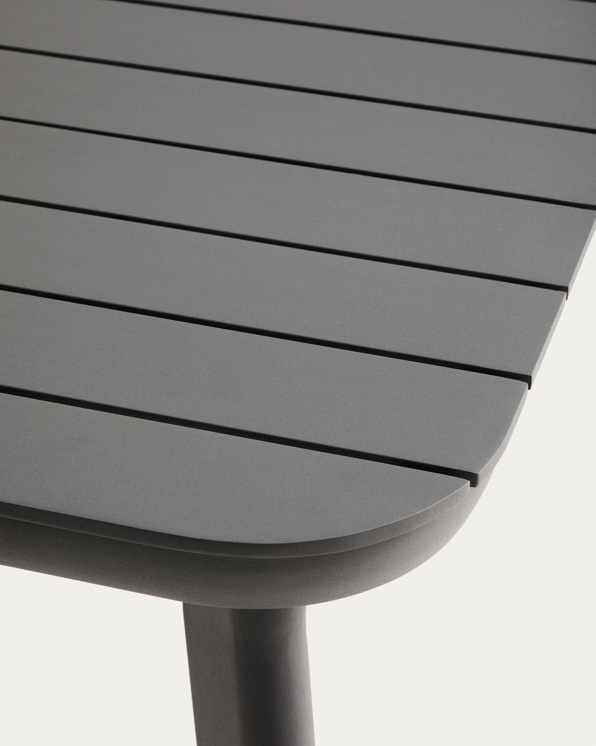 Eleganter, erweiterbarer Tisch Izola aus robustem Aluminium in stilvollem Graphit, ideal für Gartenpartys, Maße 185 (235) x 100 cm.
