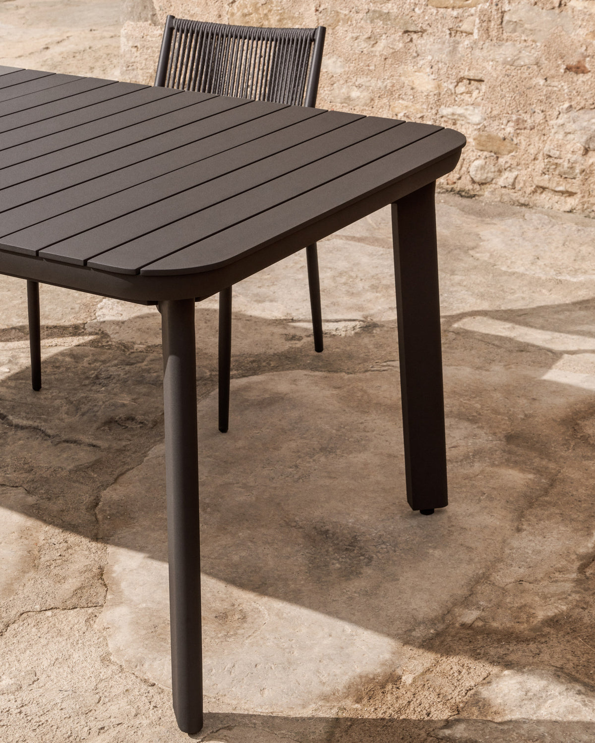 Ausziehbarer Outdoor-Tisch Izola aus Aluminium mit graphitfarbenem Finish 185 (235) x 100 cm in Graphit, Dunkelgrau, Schwarz präsentiert im Onlineshop von KAQTU Design AG. Gartentisch ist von Kave Home