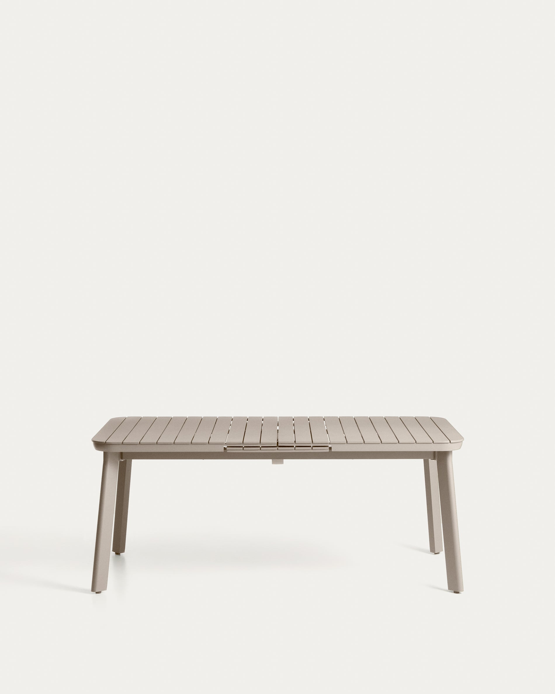 Ausziehbarer Outdoor-Tisch Izola aus Aluminium mit beigem Finish 185 (235) x 100 cm in Beige präsentiert im Onlineshop von KAQTU Design AG. Gartentisch ist von Kave Home