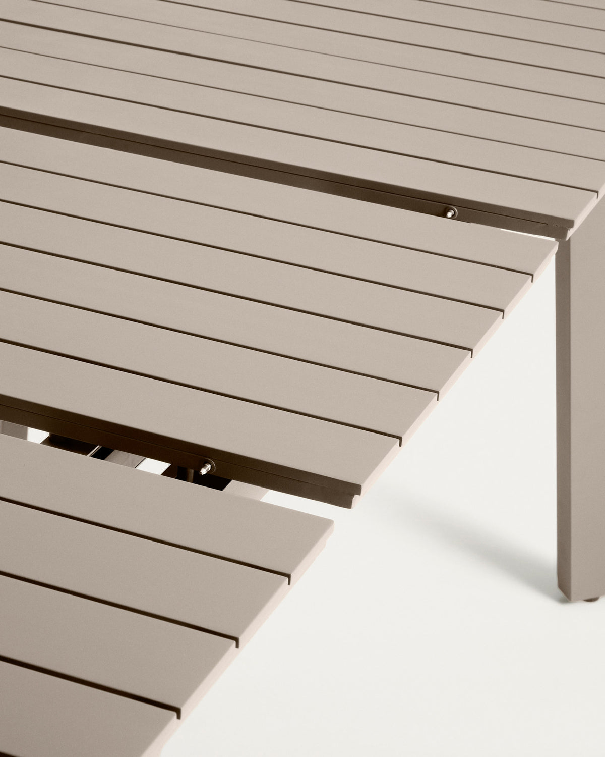 Ausziehbarer Outdoor-Tisch Izola aus Aluminium mit taupefarbenem Finish 185 (235) x 100 cm in Beige, Taupe, Hellbraun, Hellgrau präsentiert im Onlineshop von KAQTU Design AG. Gartentisch ist von Kave Home