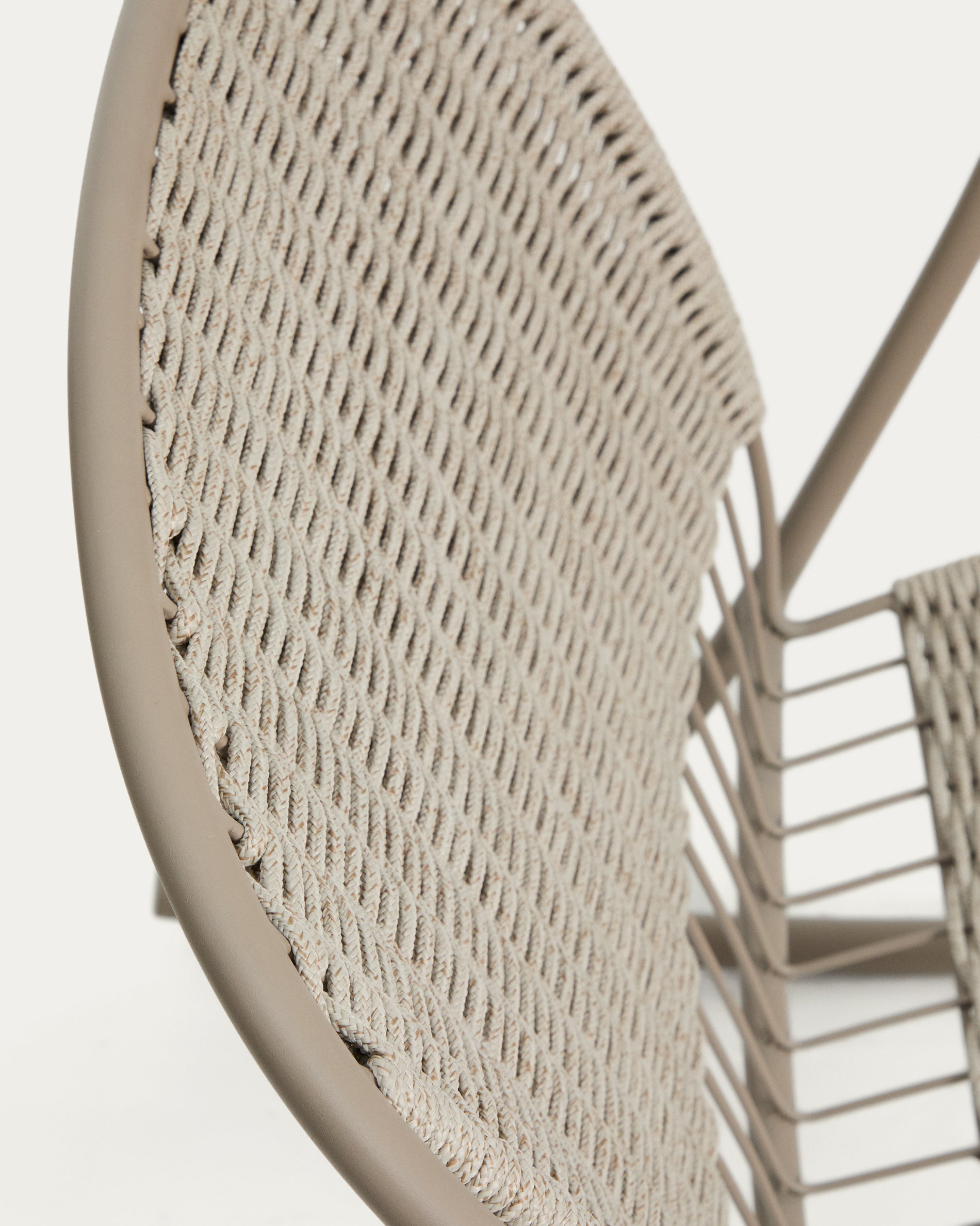 Stylischer Schaukelstuhl Atrani aus langlebigem verzinktem Stahl und taupefarbenem Seil, perfekt für gemütliche Momente im Freien.