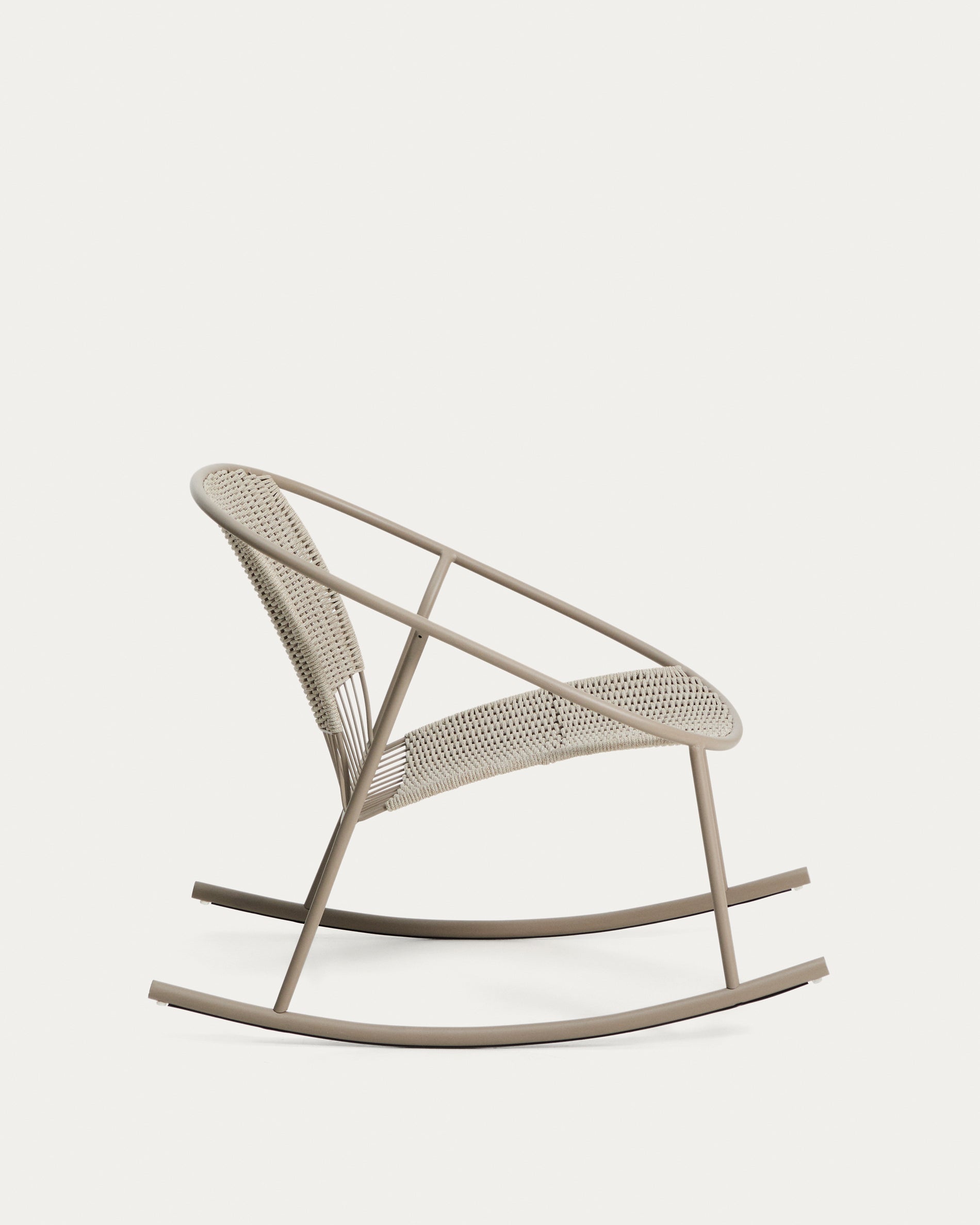 Eleganter Schaukelstuhl Atrani, gefertigt aus robustem verzinktem Stahl und taupefarbenem Seil, ideal für entspannte Stunden im Freien.
