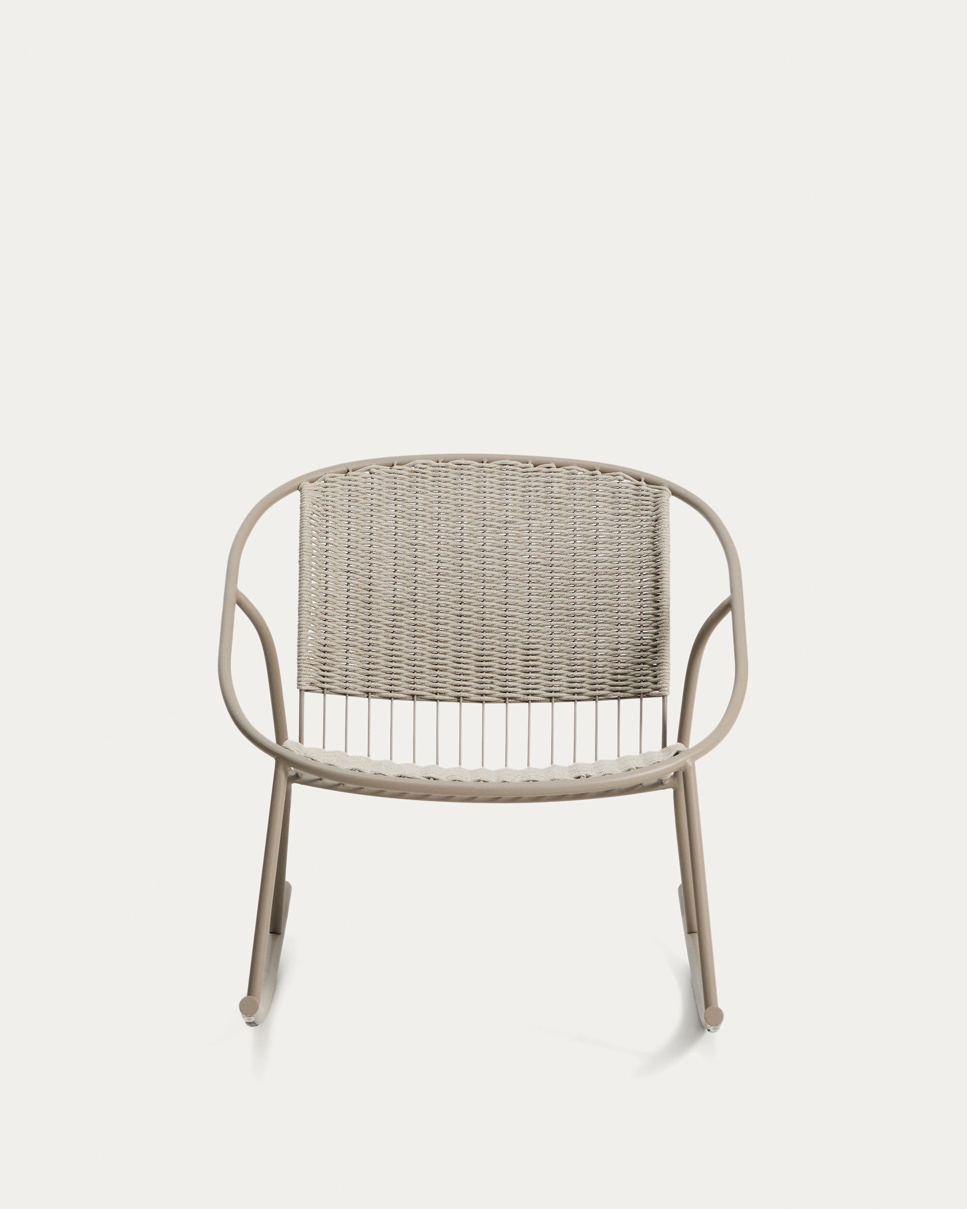 Eleganter Schaukelstuhl Atrani aus robustem verzinktem Stahl und taupefarbenem Seil, ideal für entspannte Stunden im Garten oder auf der Terrasse.