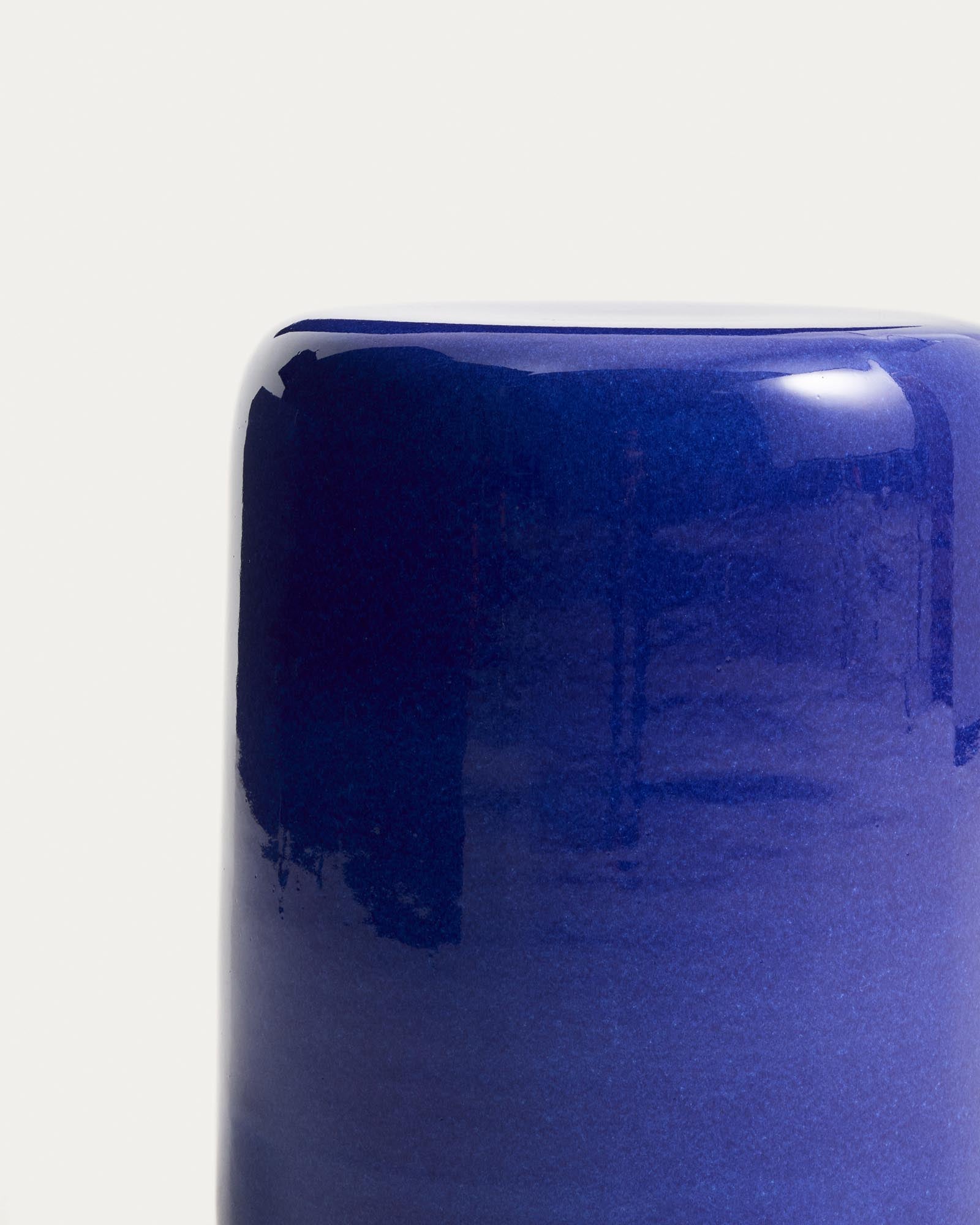 Eleganter Outdoor-Beistelltisch Mesquida aus Keramik, Ø 35 cm, in strahlender blauer Glasur – ideal für entspannte Momente im Freien.