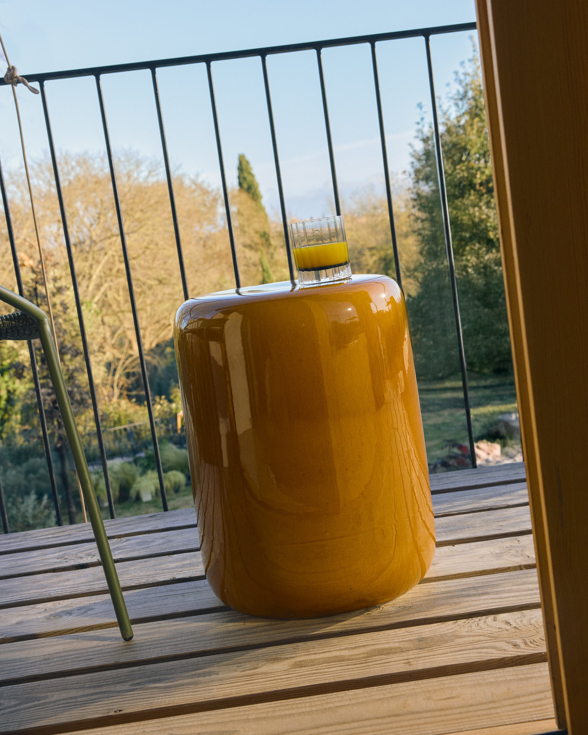 Outdoor-Beistelltisch Mesquida aus Keramik mit senfgelber Glasur, Ø 35 cm in Senfgelb präsentiert im Onlineshop von KAQTU Design AG. Beistelltisch Outdoor ist von Kave Home