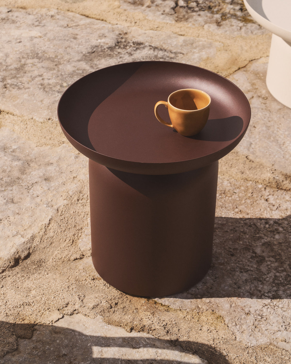 Beistelltisch Arcola aus Aluminium in Braun, Ø 45 cm in Taupe präsentiert im Onlineshop von KAQTU Design AG. Beistelltisch Outdoor ist von Kave Home