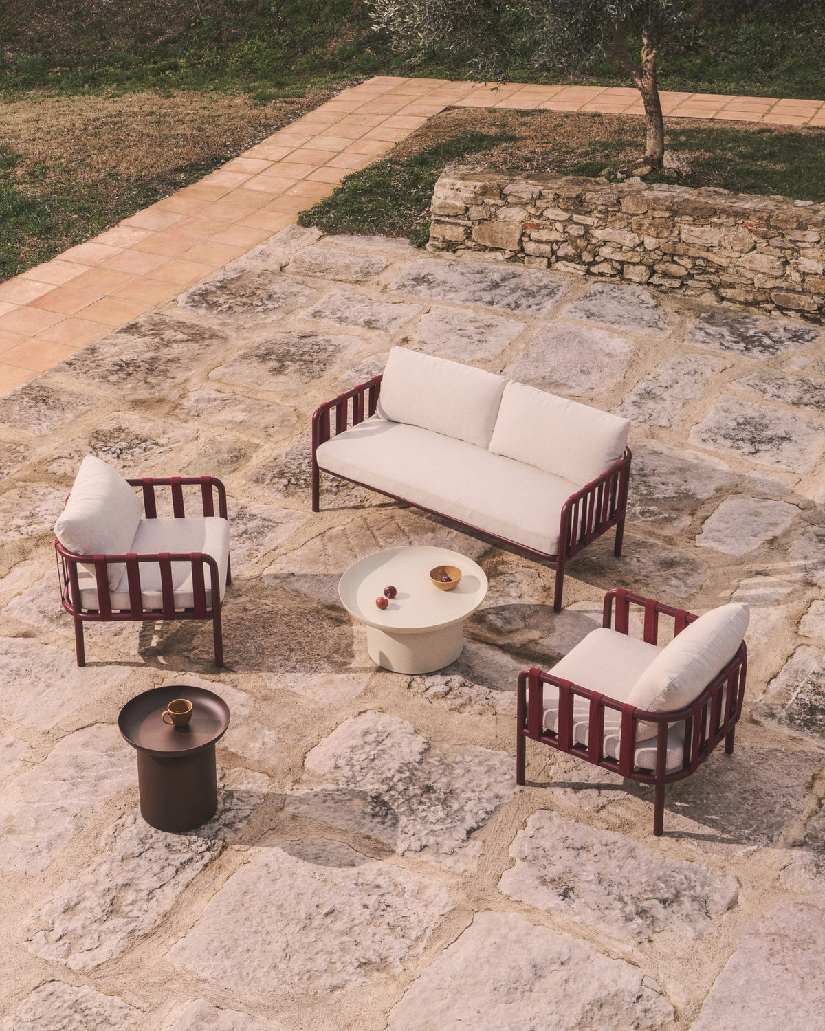 Beistelltisch Arcola aus Aluminium in Braun, Ø 45 cm in Taupe präsentiert im Onlineshop von KAQTU Design AG. Beistelltisch Outdoor ist von Kave Home