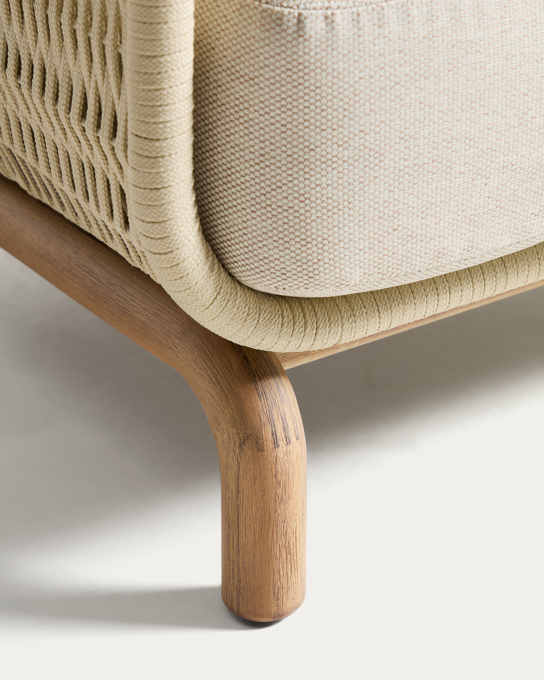 Eleganter Outdoor-Sessel Alipa aus robustem Akazienholz und hellem Seil, ideal für entspannte Stunden im Garten oder auf der Terrasse.