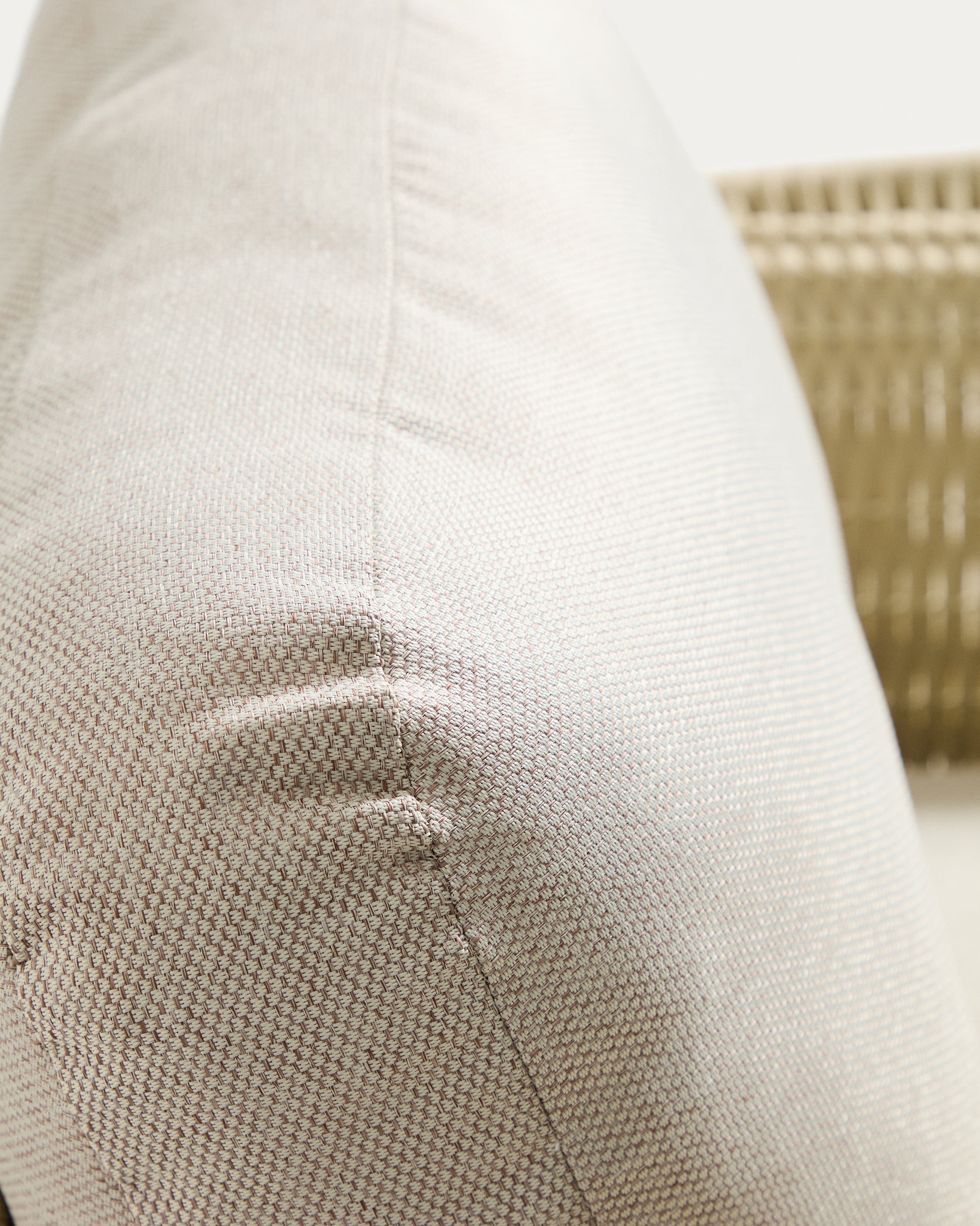Stylischer Sessel Alipa aus solidem Akazienholz und ecrufarbenem Seil, perfekt für gemütliche Momente im Freien.