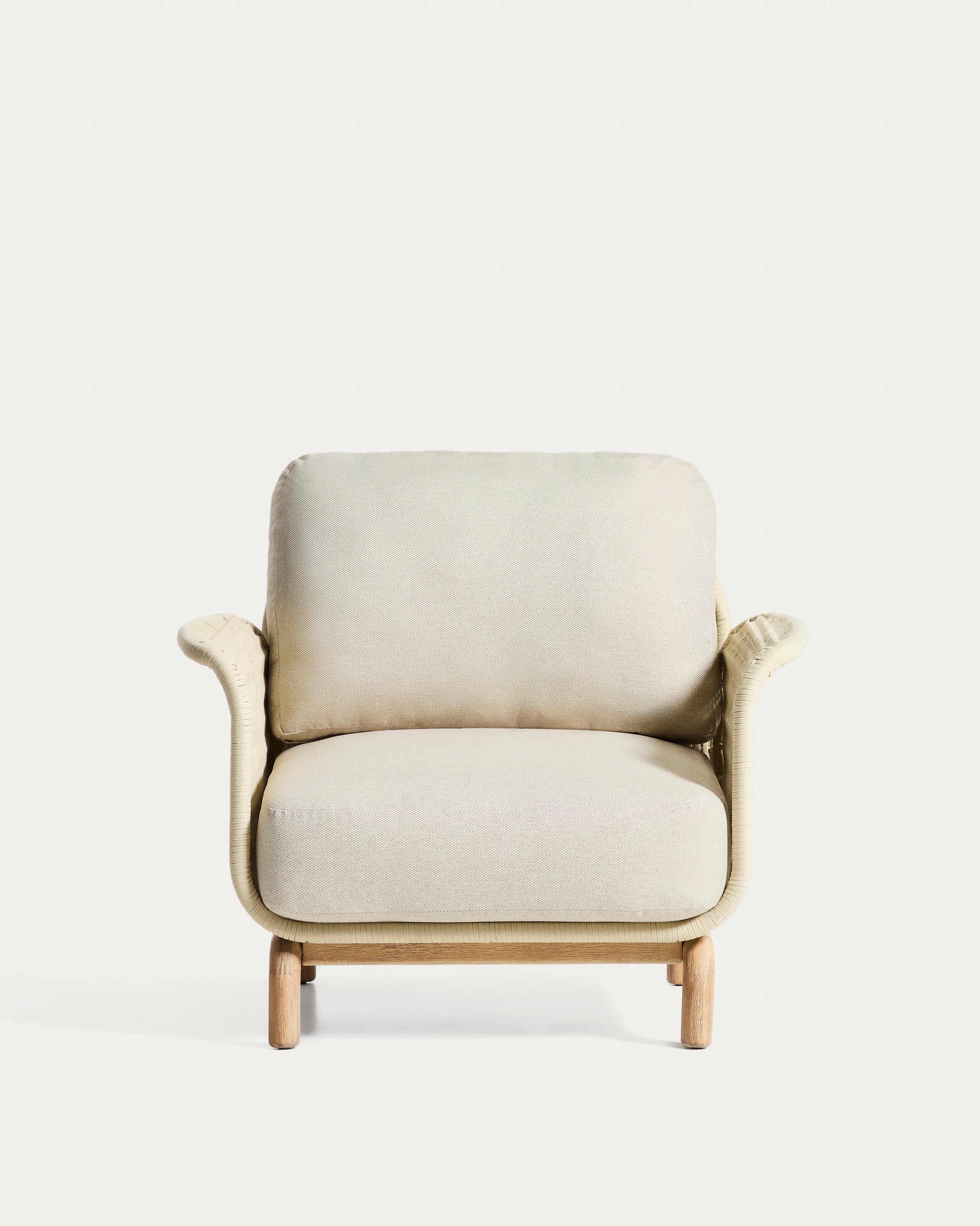 Stylischer Sessel Alipa aus solidem Akazienholz und ecrufarbenem Seil, perfekt für gemütliche Momente im Freien.
