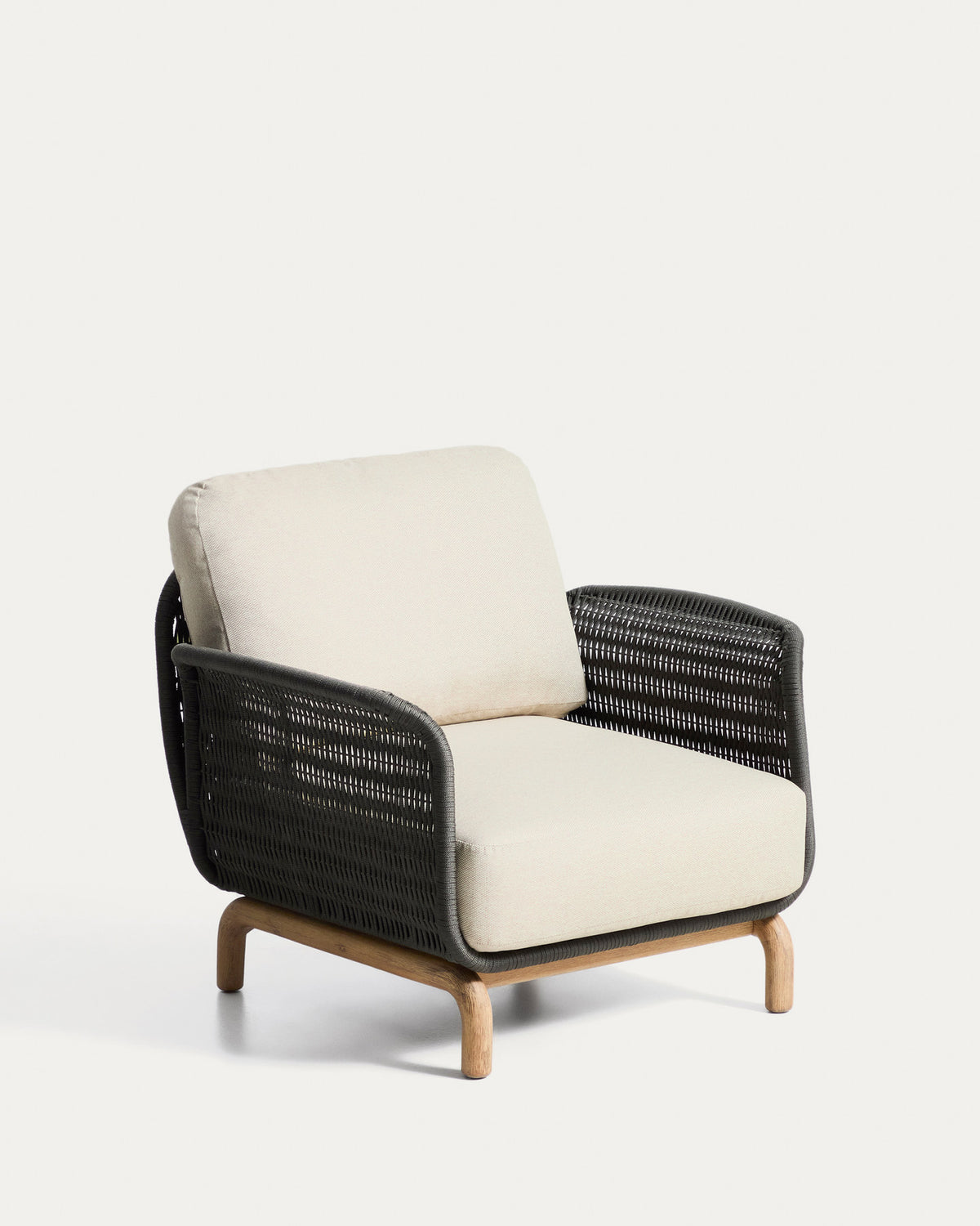 Sessel Alipa aus massivem Akazienholz und dunkelgrauem Seil, FSC 100 % in Graphit, Beige, Weiss präsentiert im Onlineshop von KAQTU Design AG. Outdoor-Sessel ist von Kave Home