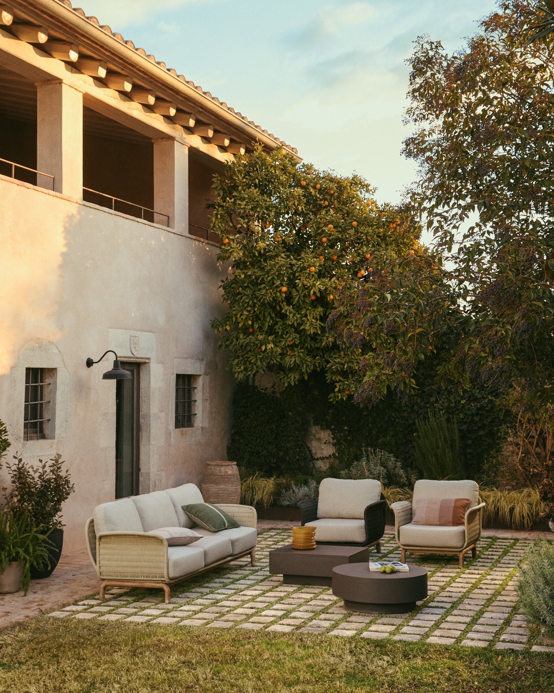 Sessel Alipa aus massivem Akazienholz und dunkelgrauem Seil, FSC 100 % in Graphit präsentiert im Onlineshop von KAQTU Design AG. Outdoor-Sessel ist von Kave Home