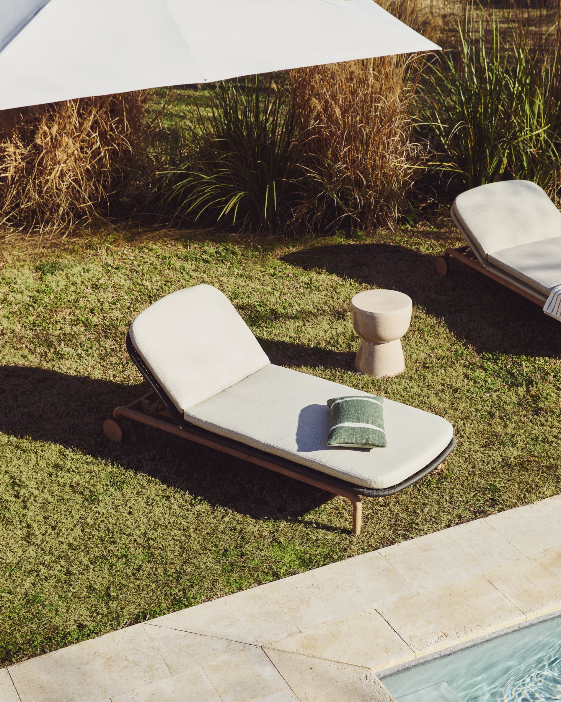 Sonnenliege Alipa aus massivem Akazienholz und dunkelgrauem Seil, FSC 100 % in Graphit präsentiert im Onlineshop von KAQTU Design AG. Liegestuhl ist von Kave Home