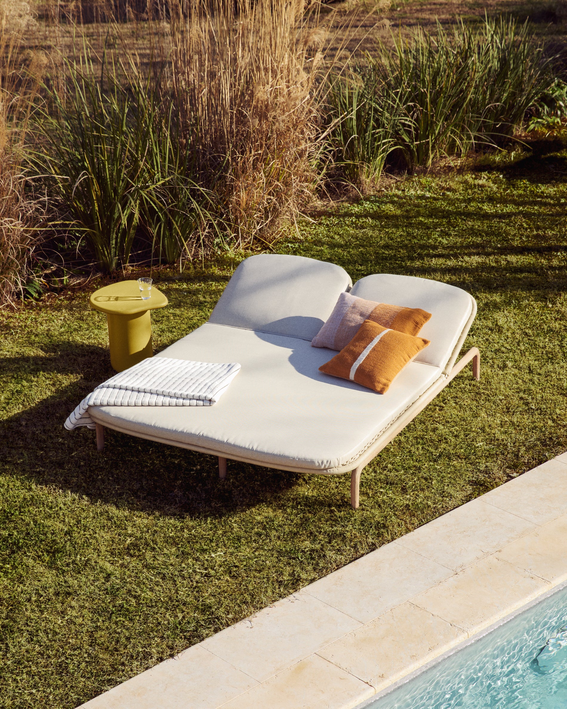 2er-Sonnenliege Alipa aus massivem Akazienholz und ecrufarbenem Seil, FSC 100 % in Ecru präsentiert im Onlineshop von KAQTU Design AG. Liegestuhl ist von Kave Home