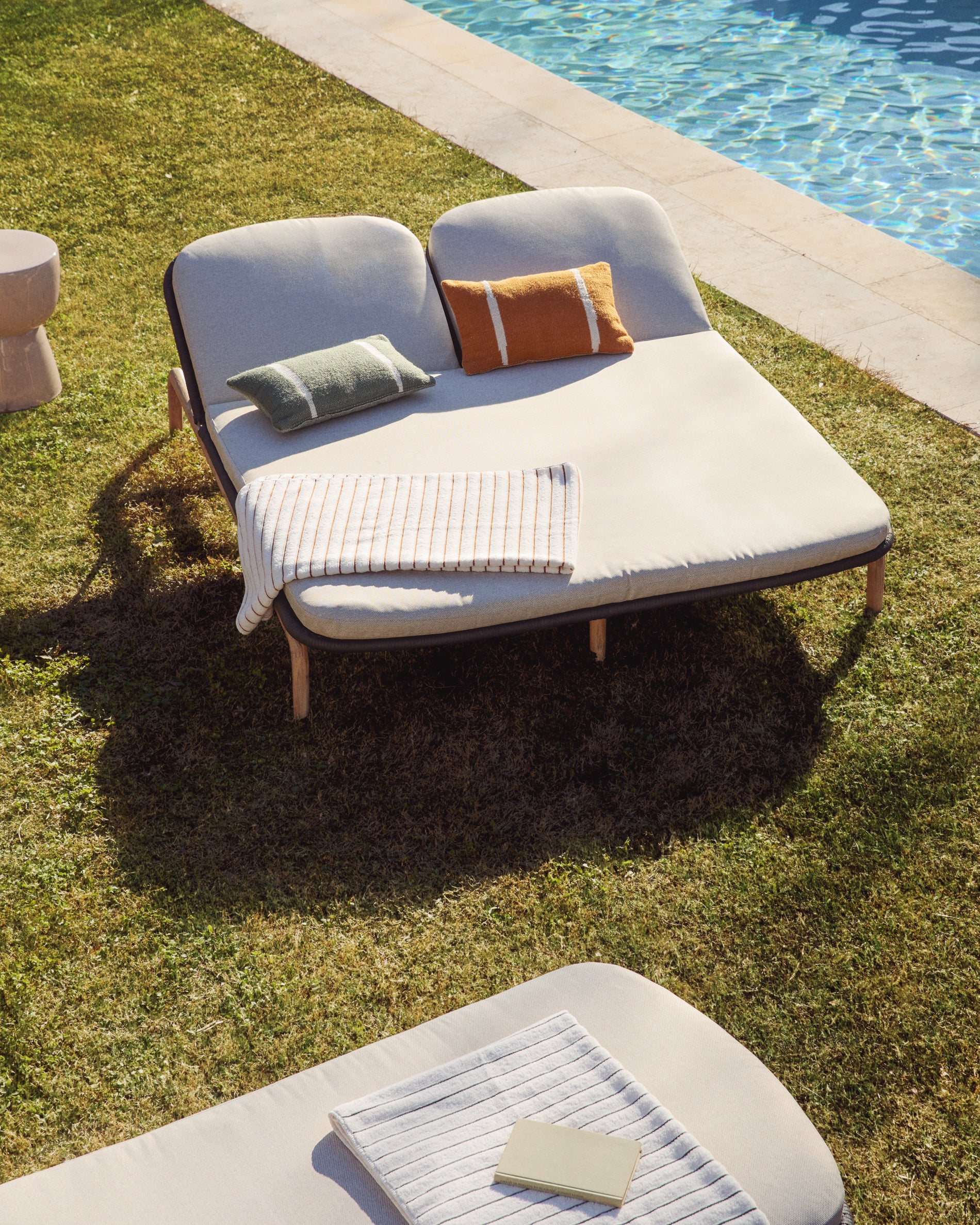 2er-Sonnenliege Alipa aus massivem Akazienholz und dunkelgrauem Seil, FSC 100 % in Graphit präsentiert im Onlineshop von KAQTU Design AG. Liegestuhl ist von Kave Home