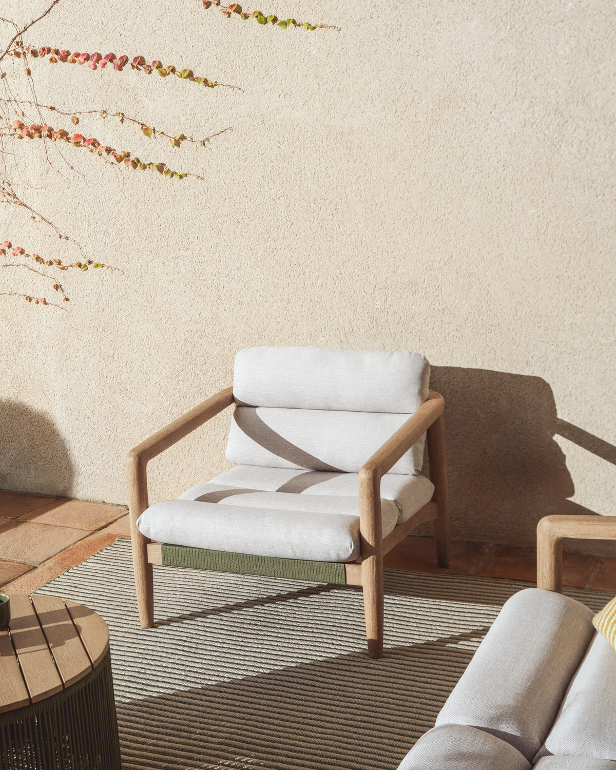 Sessel Menfi aus massivem Akazienholz und grünem Seil FSC 100% in Dunkelgrün, Beige, Ecru präsentiert im Onlineshop von KAQTU Design AG. Outdoor-Sessel ist von Kave Home