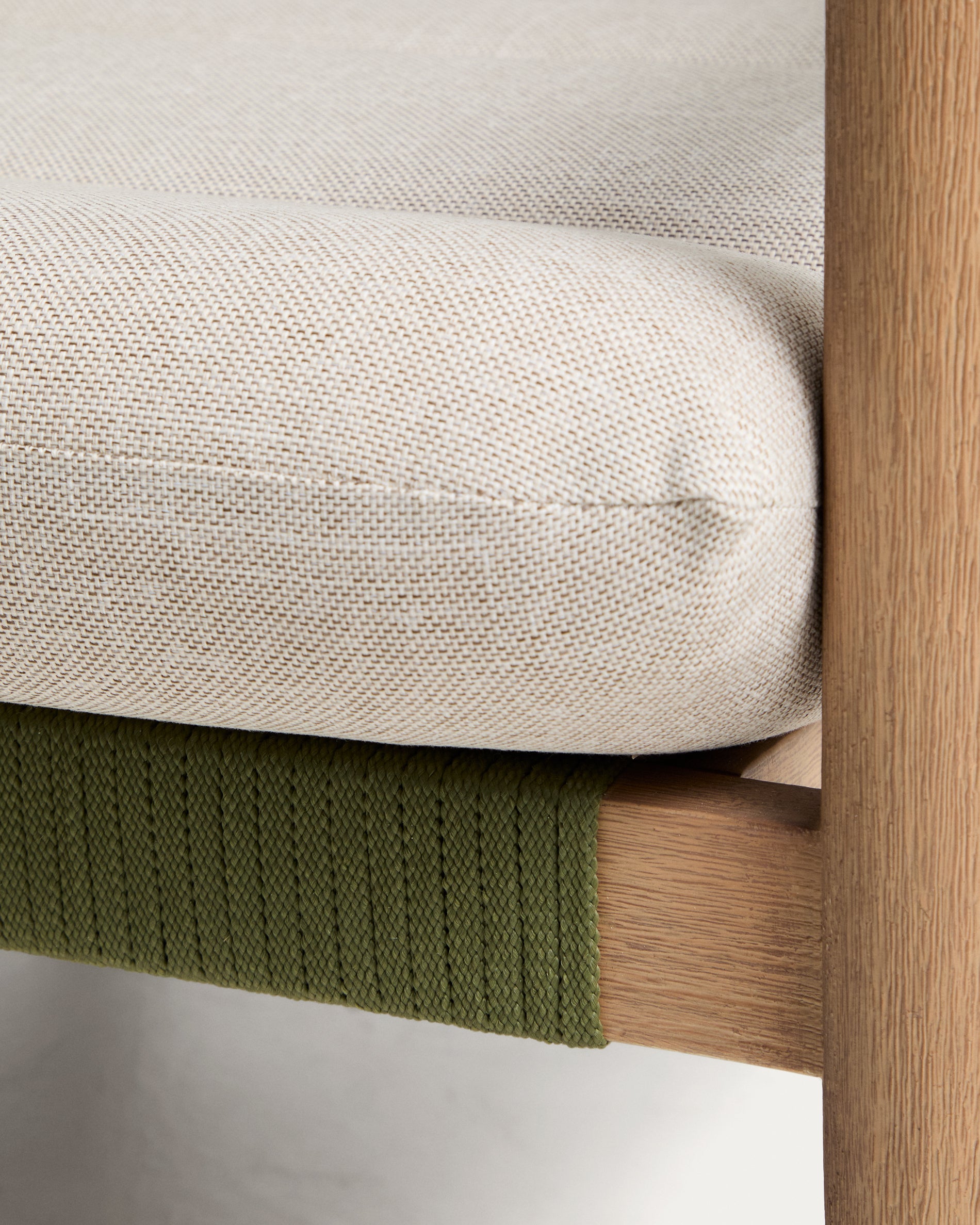 Sofa Menfi aus massivem Akazienholz und grünem Seil, 136 cm in Dunkelgrün präsentiert im Onlineshop von KAQTU Design AG. Loungesofa ist von Kave Home