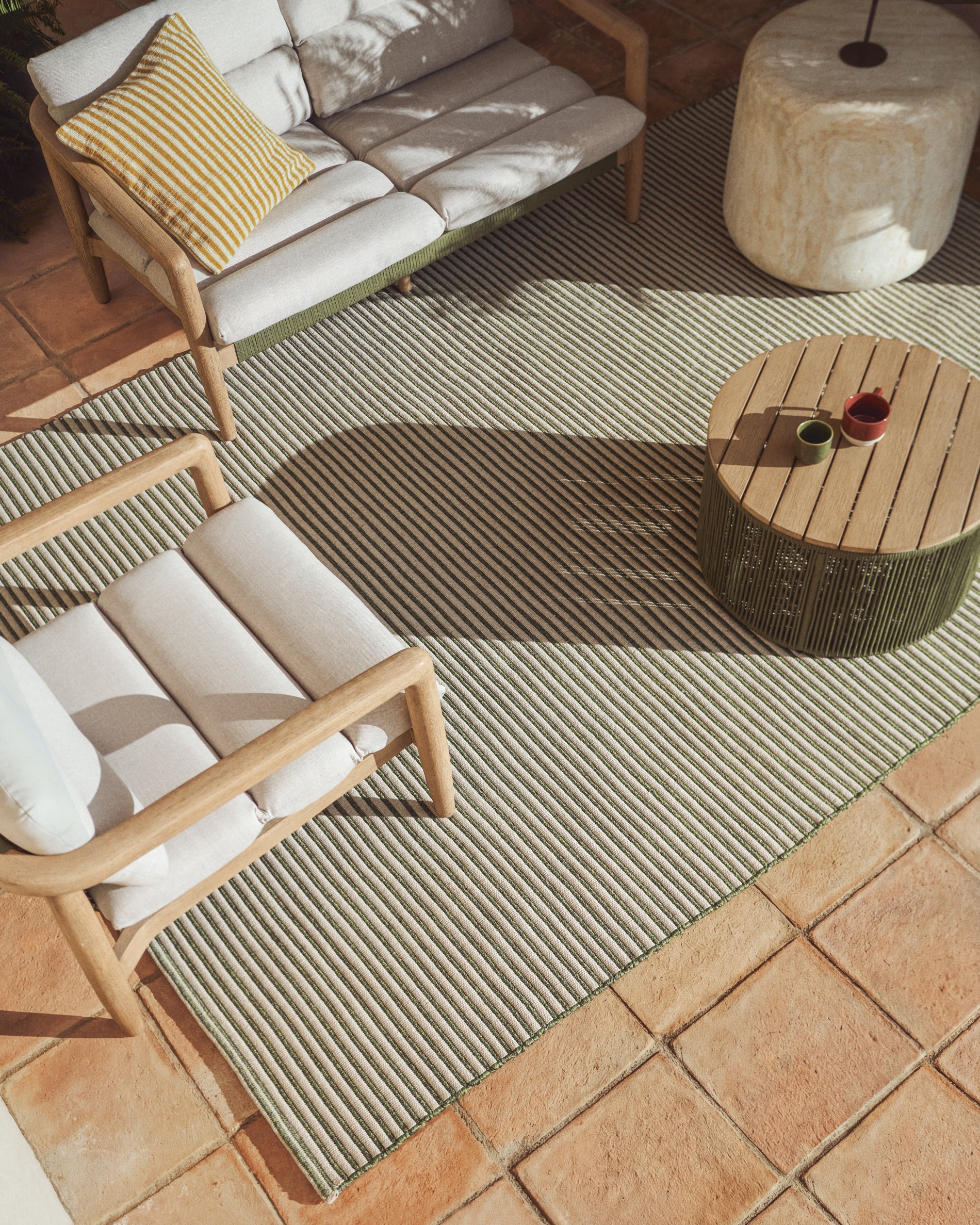 Sofa Menfi aus massivem Akazienholz und grünem Seil, 136 cm in Dunkelgrün präsentiert im Onlineshop von KAQTU Design AG. Loungesofa ist von Kave Home