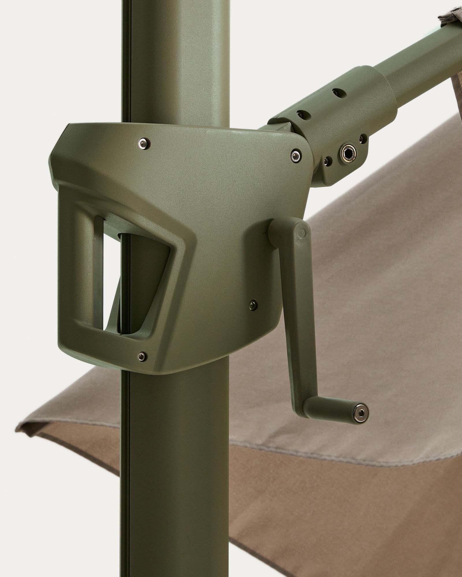 Beiger Exzentrischer Sonnenschirm Noli mit grünem Aluminiumgestell, 300 x 420 cm, ideal für stilvolle Schattenplätze im Garten oder auf der Terrasse.
