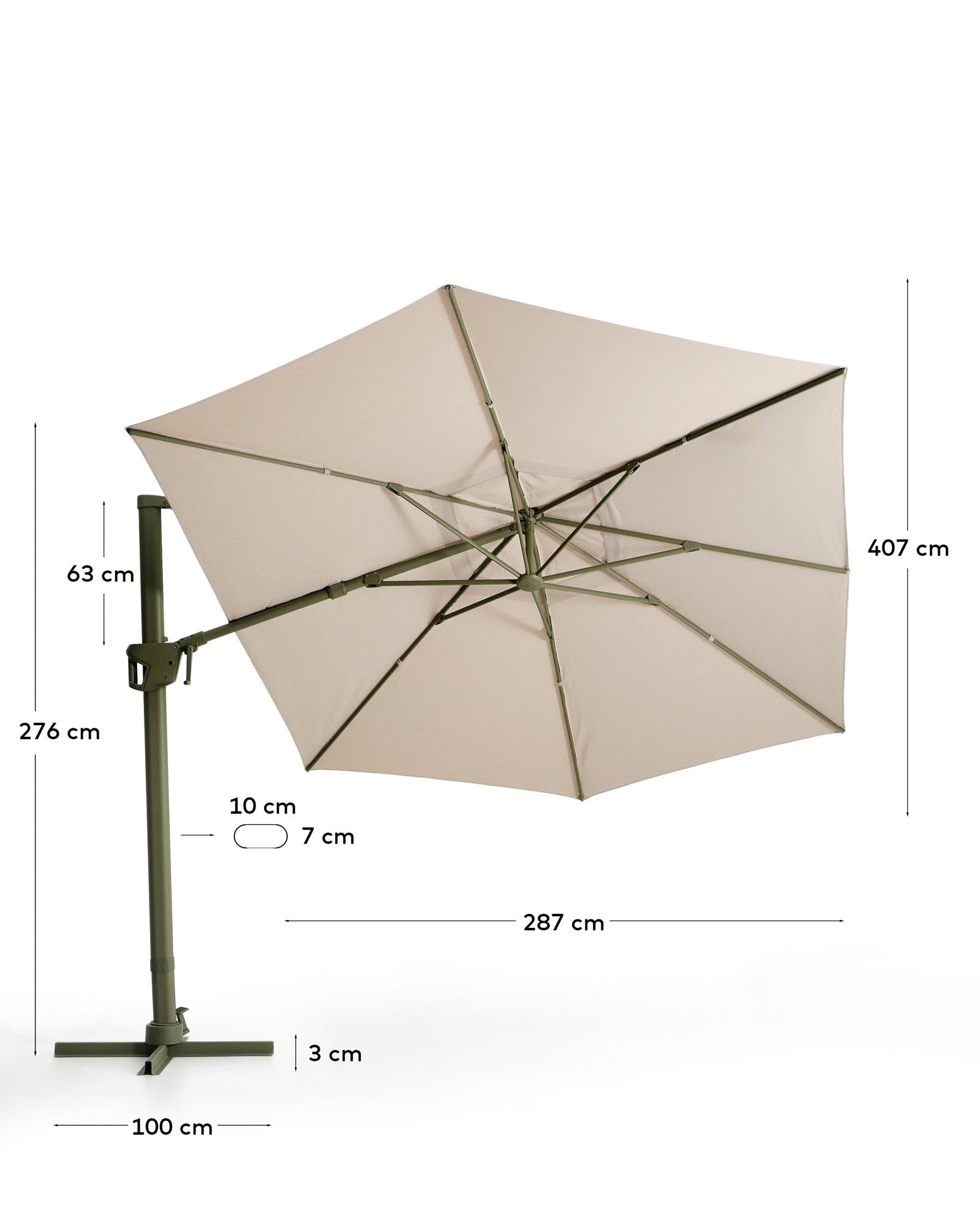 Exzentrischer Sonnenschirm Noli in sanftem Beige, ausgestattet mit einem stabilen grünen Aluminiumgestell, ideal für stilvolle Außenbereiche.