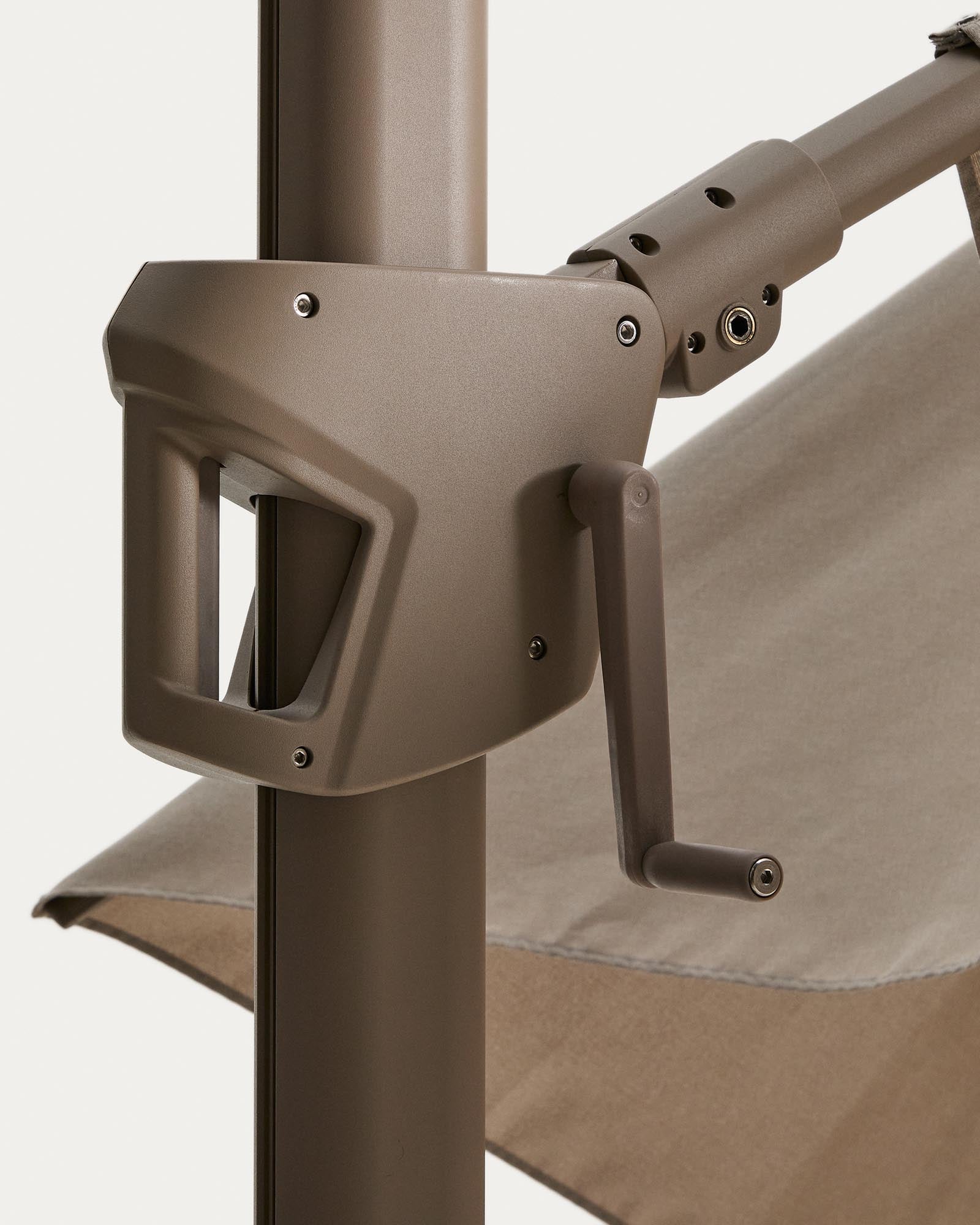 Eleganter exzentrischer Sonnenschirm Noli in sanftem Beige, mit robustem taupefarbenem Aluminiumgestell, ideal für schattige Oasen im Garten.