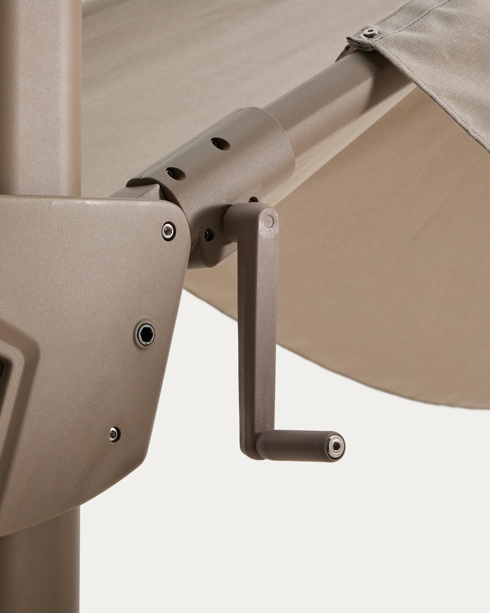 Stilvoller exzentrischer Sonnenschirm Noli in hellem Beige, ausgestattet mit einem stabilen taupefarbenen Aluminiumgestell, perfekt für entspannte Stunden im Freien.