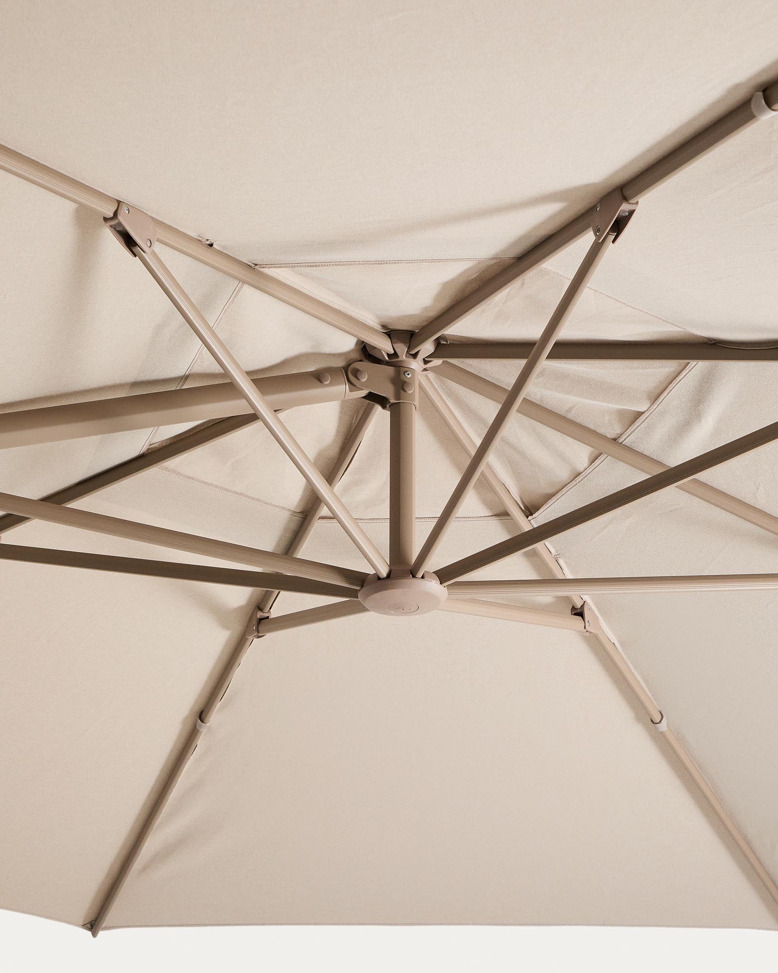 Eleganter exzentrischer Sonnenschirm Noli in sanftem Beige, mit robustem taupefarbenem Aluminiumgestell, ideal für schattige Momente im Garten.