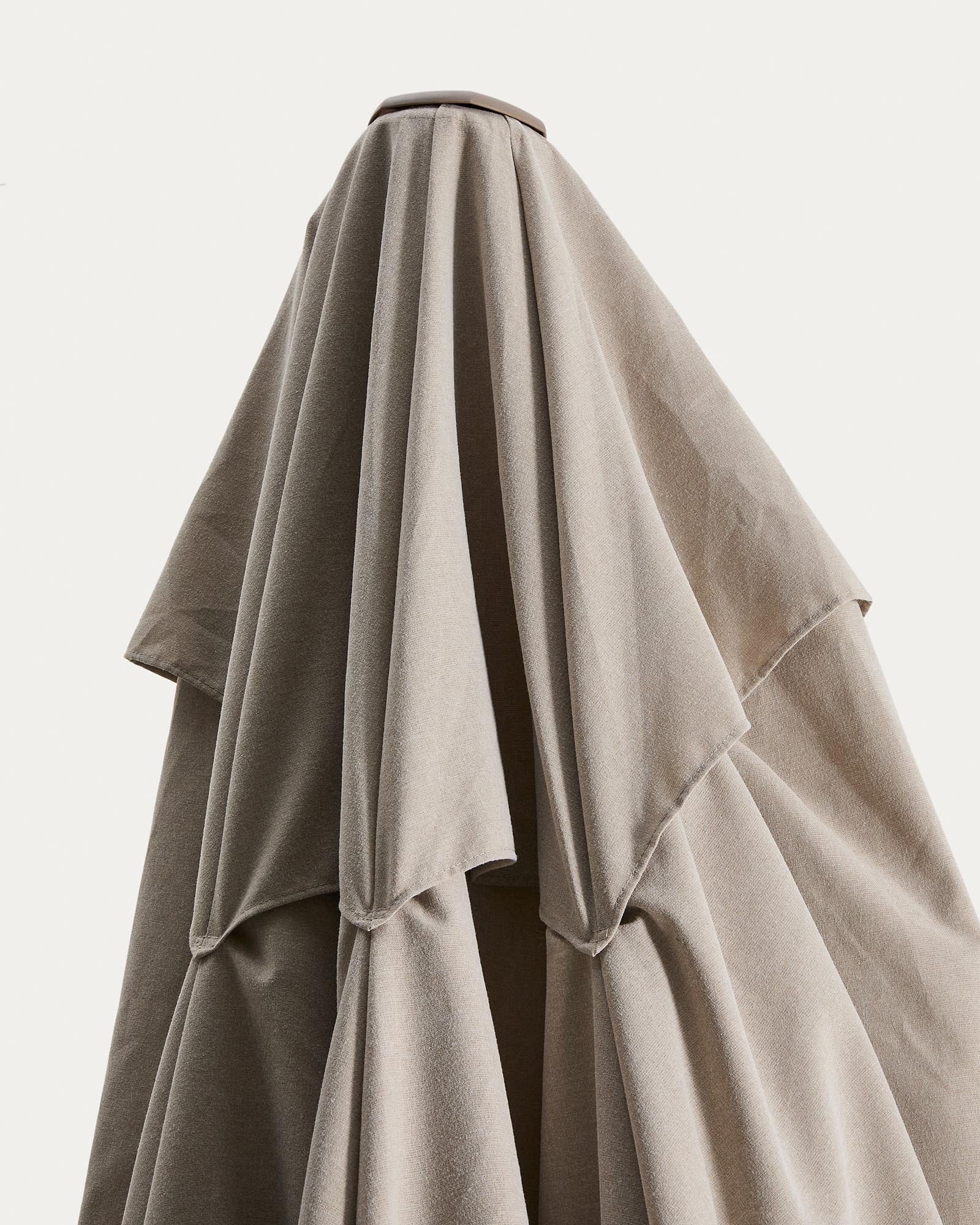 Eleganter exzentrischer Sonnenschirm Noli in sanftem Beige, mit robustem taupefarbenem Aluminiumgestell, ideal für schattige Momente im Garten.