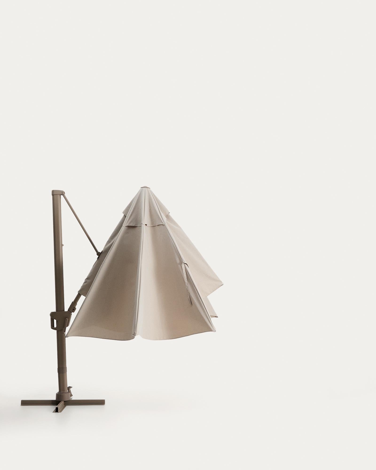 Eleganter exzentrischer Sonnenschirm Noli in sanftem Beige, mit robustem taupefarbenem Aluminiumgestell, ideal für stilvolle Outdoor-Bereiche.