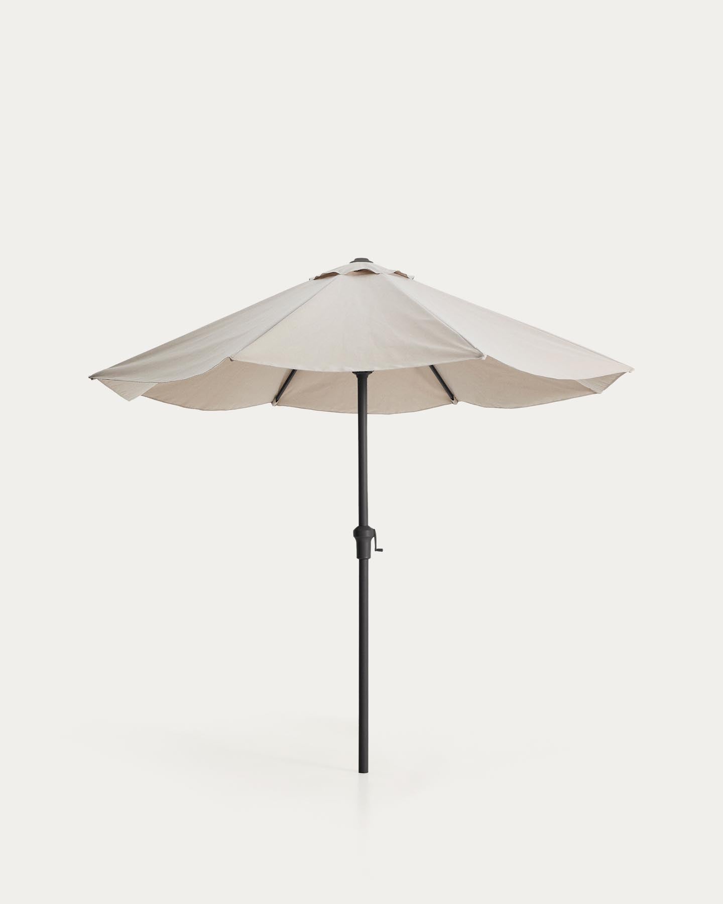 Sonnenschirm Milna in Beige mit Mittelstange und graphitfarbenem Gestell aus Stahl Ø 300 cm in Beige präsentiert im Onlineshop von KAQTU Design AG. Sonnenschirm ist von Kave Home