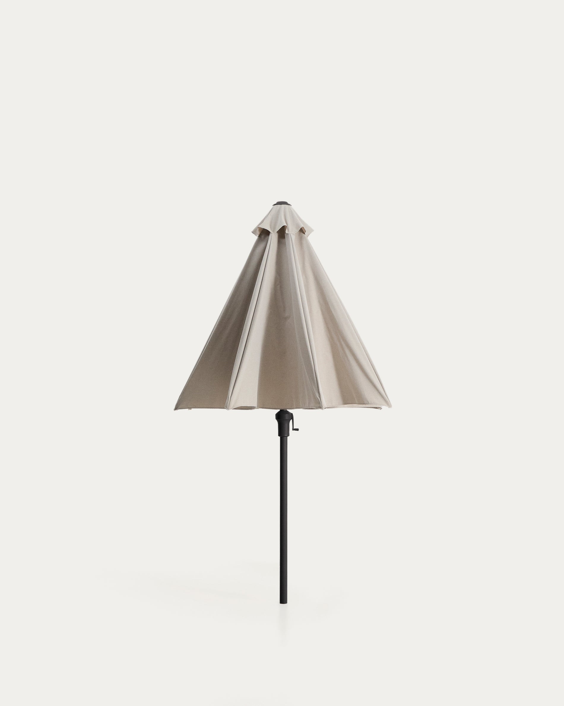 Sonnenschirm Milna in Beige mit Mittelstange und graphitfarbenem Gestell aus Stahl Ø 300 cm in Beige präsentiert im Onlineshop von KAQTU Design AG. Sonnenschirm ist von Kave Home