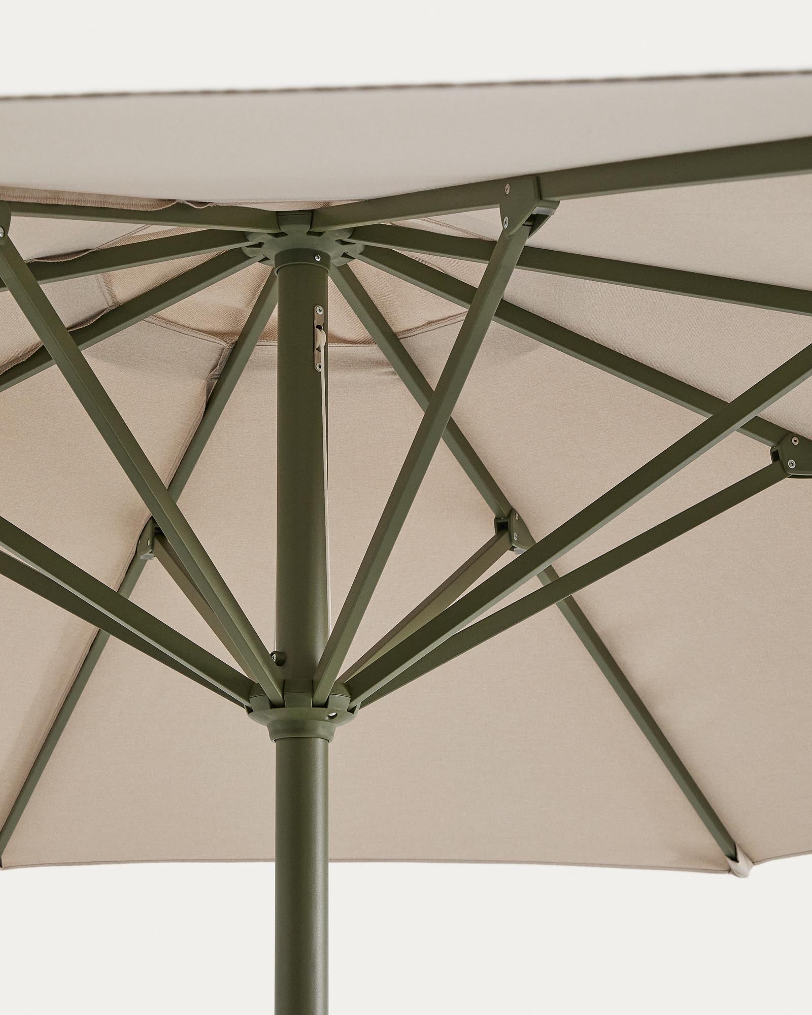 Beiger Sonnenschirm Milna mit grünem Stahlgestell, Ø 300 cm, perfekt für schattige Plätze im Garten oder auf der Terrasse.