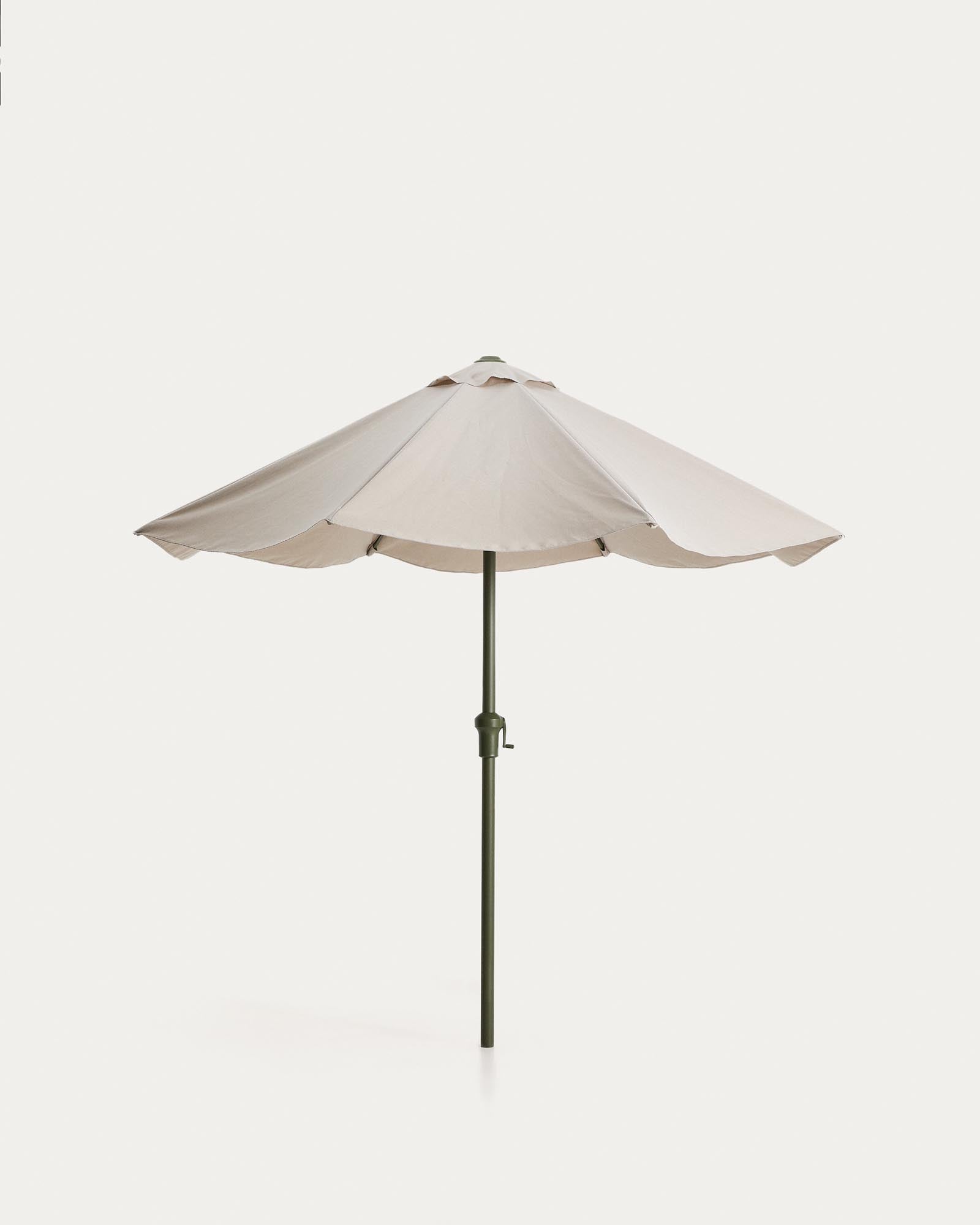Beiger Sonnenschirm Milna mit robustem grünen Stahlgestell, Ø 300 cm, ideal für entspannte Stunden im Freien und stilvolle Schattenplätze.