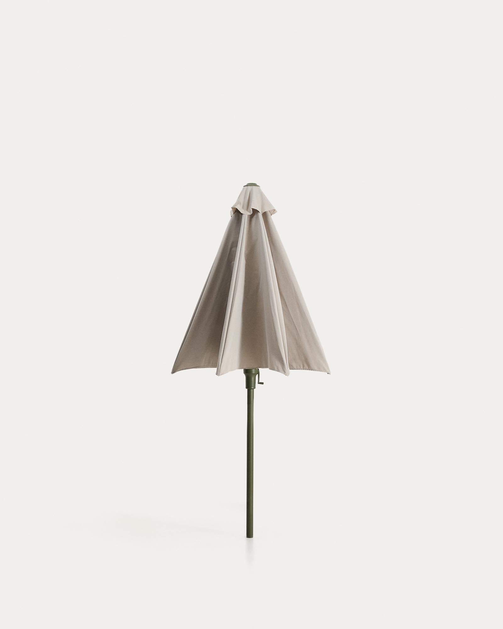 Beiger Sonnenschirm Milna mit robustem grünen Stahlgestell, Ø 300 cm, ideal für entspannte Stunden im Freien und stilvolle Schattenplätze.