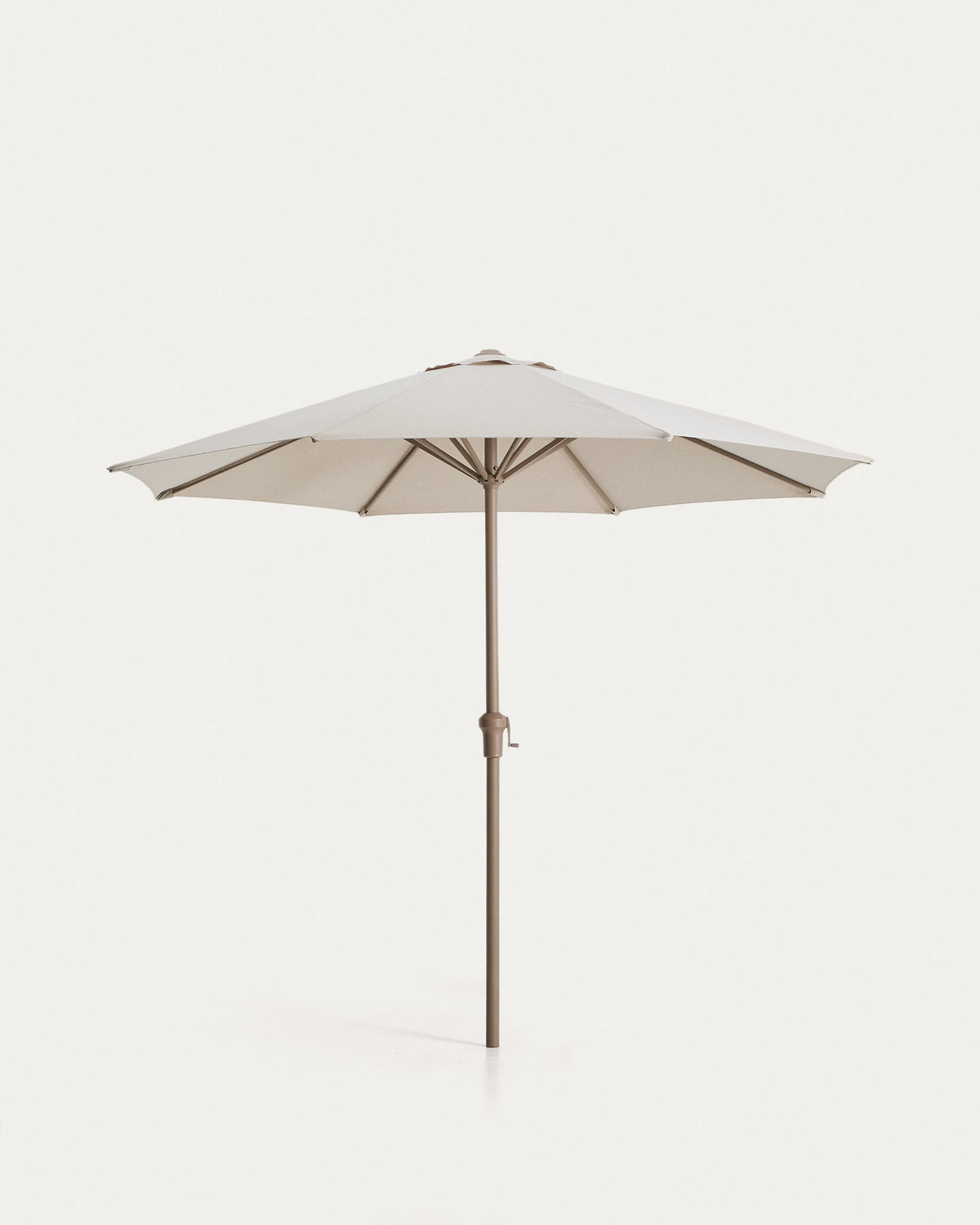 Sonnenschirm Milna in Beige mit Mittelstange und taupefarbenem Gestell aus Stahl Ø 300 cm in Beige, Ecru, Taupe präsentiert im Onlineshop von KAQTU Design AG. Sonnenschirm ist von Kave Home