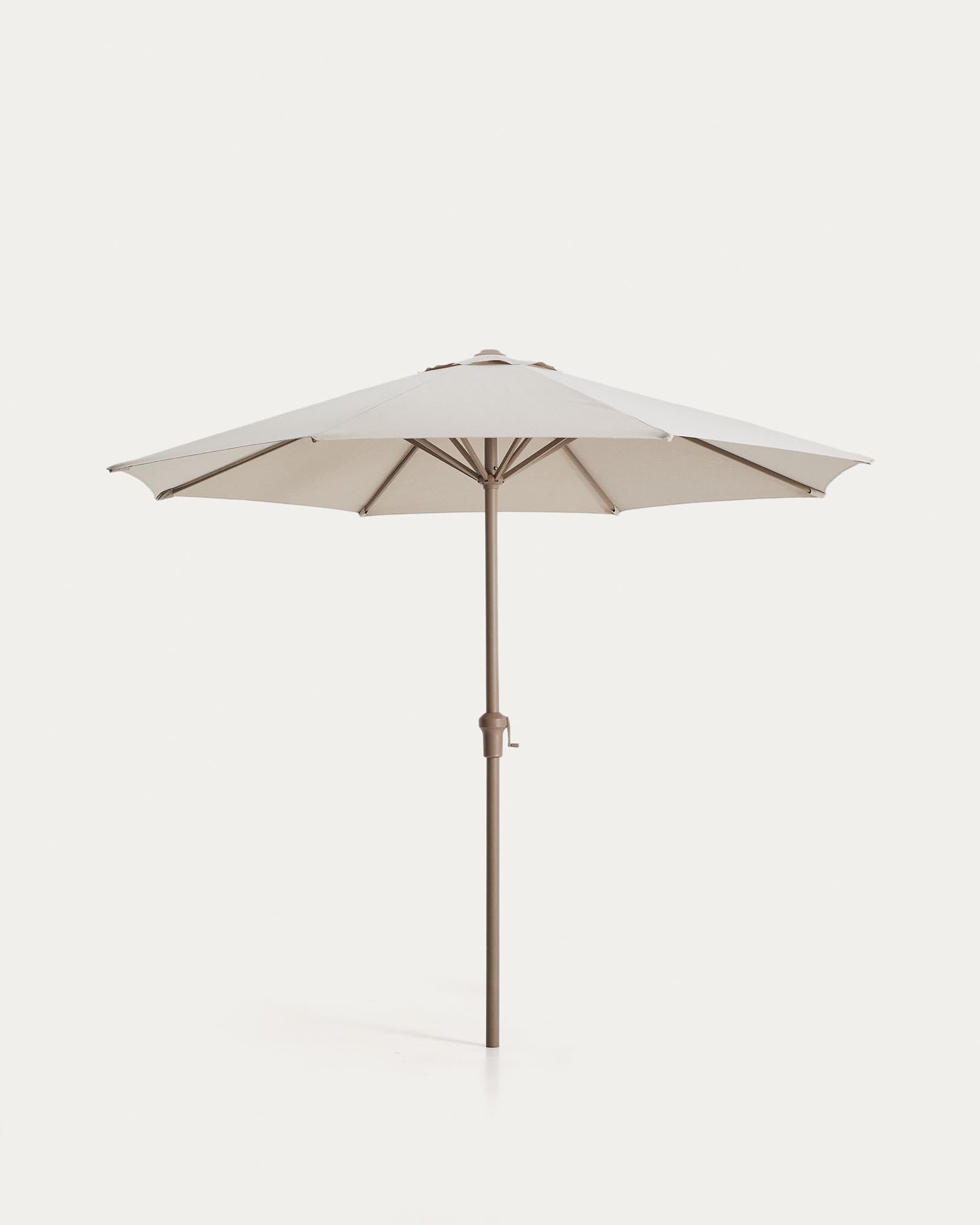 Sonnenschirm Milna in Beige mit Mittelstange und taupefarbenem Gestell aus Stahl Ø 300 cm in Beige präsentiert im Onlineshop von KAQTU Design AG. Sonnenschirm ist von Kave Home