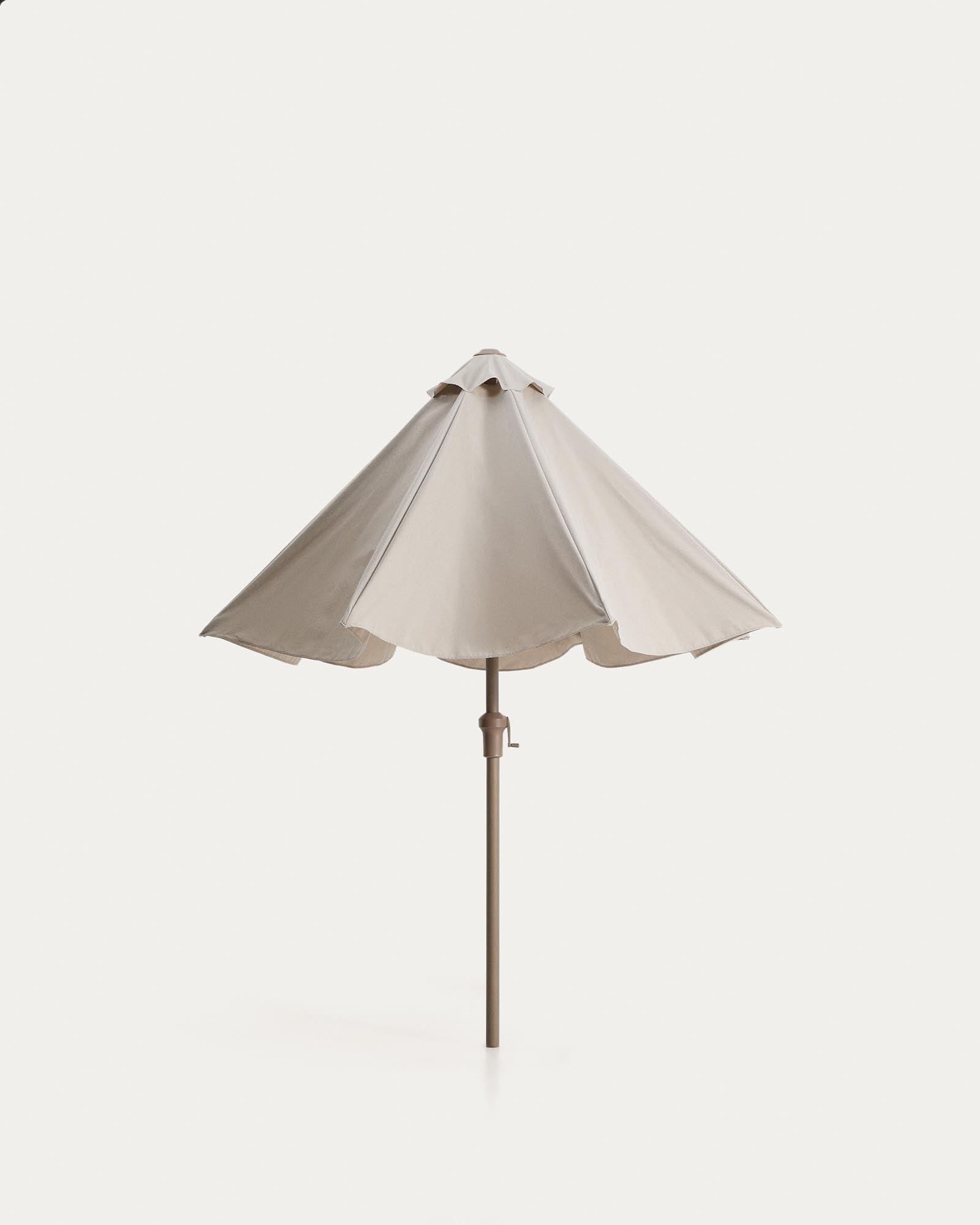 Beige Sonnenschirm Milna mit Ø 300 cm, stabiler Mittelstange aus taupefarbenem Stahl, ideal für schattige Momente im Garten.