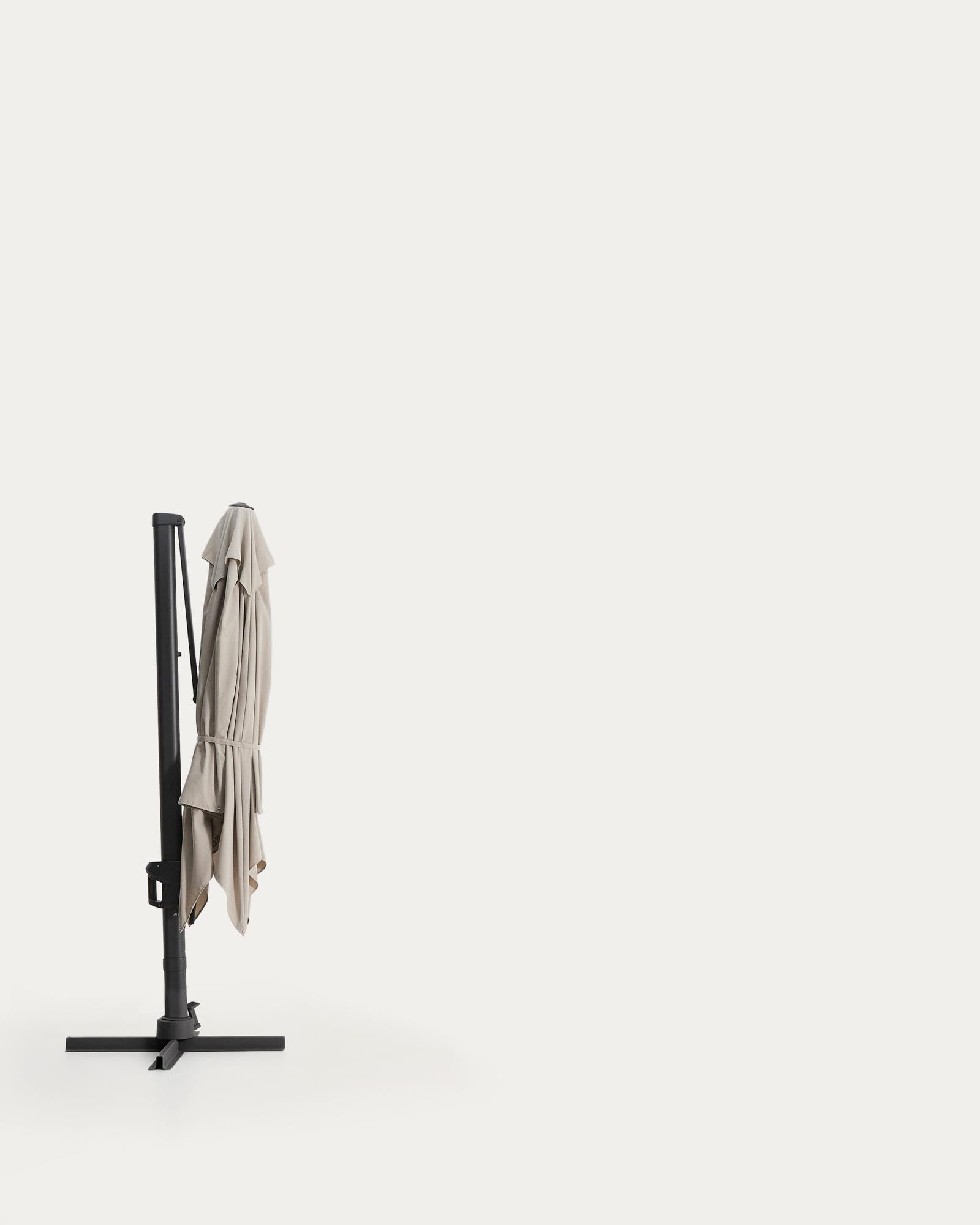 Stilvoller exzentrischer Sonnenschirm Noli in sanftem Beige, ausgestattet mit einem stabilen graphitgrauen Aluminiumgestell, ideal für Garten und Terrasse.