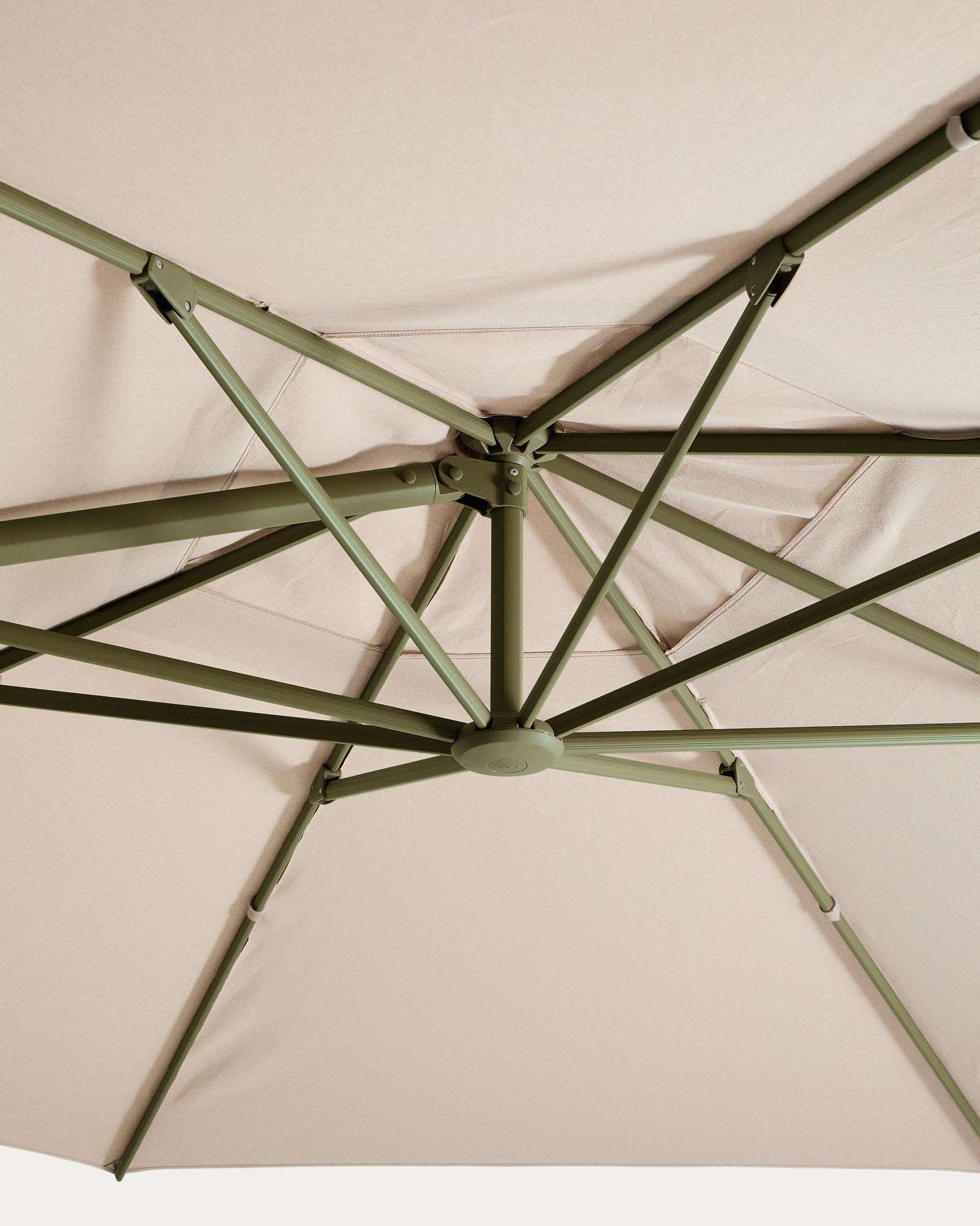 Eleganter Sonnenschirm Noli in hellem Beige, kombiniert mit einem stabilen grünen Aluminiumgestell, perfekt für schattige Momente im Garten.