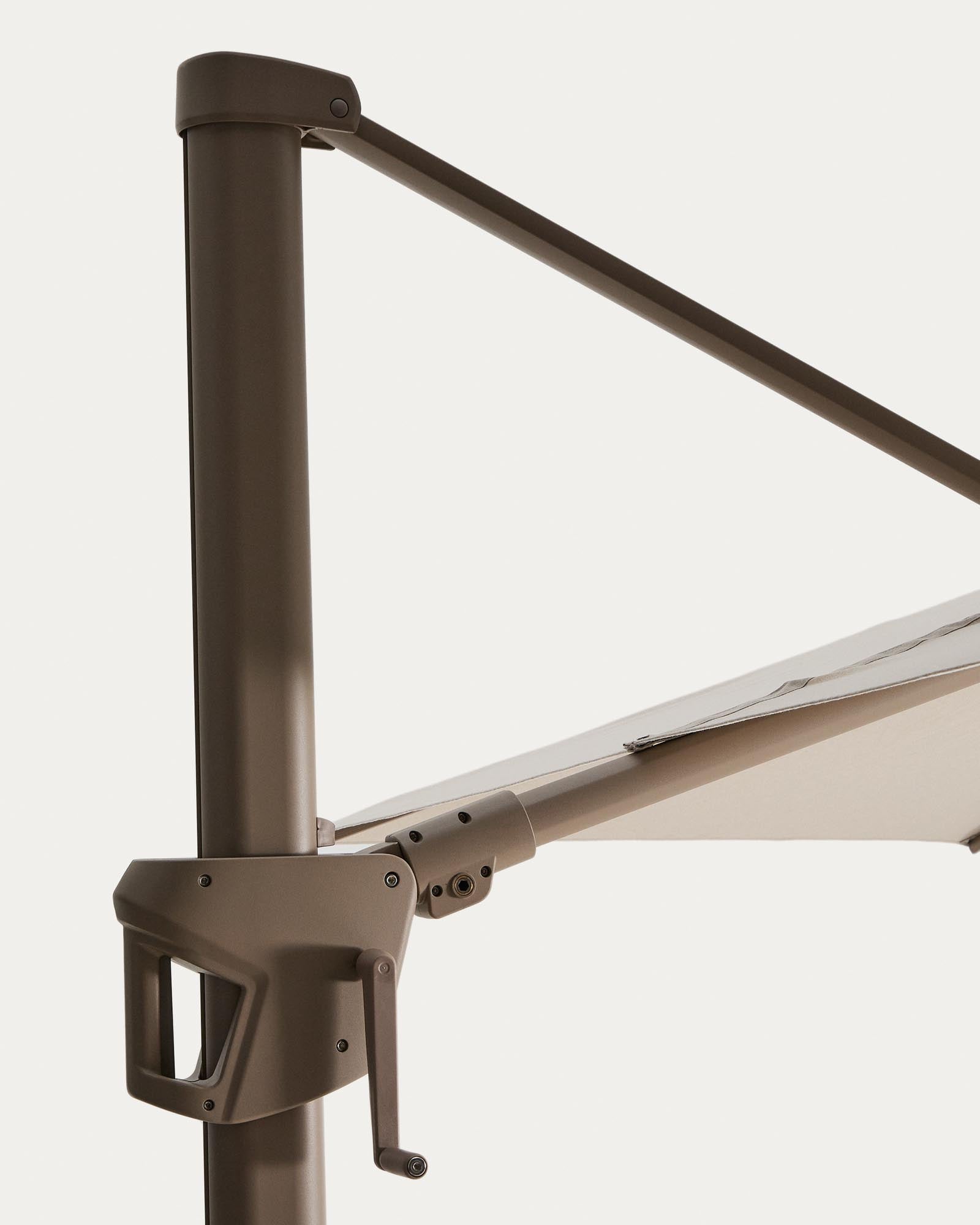 Moderner exzentrischer Sonnenschirm Noli in hellem Beige, ausgestattet mit einem stabilen taupefarbenen Aluminiumgestell, perfekt für Garten und Terrasse.