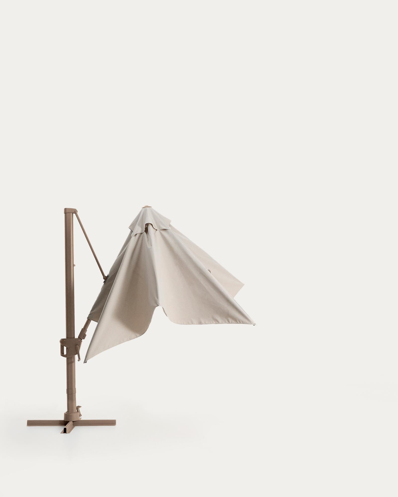 Eleganter exzentrischer Sonnenschirm Noli in sanftem Beige, mit robustem taupefarbenem Aluminiumgestell, ideal für schattige Momente im Garten.