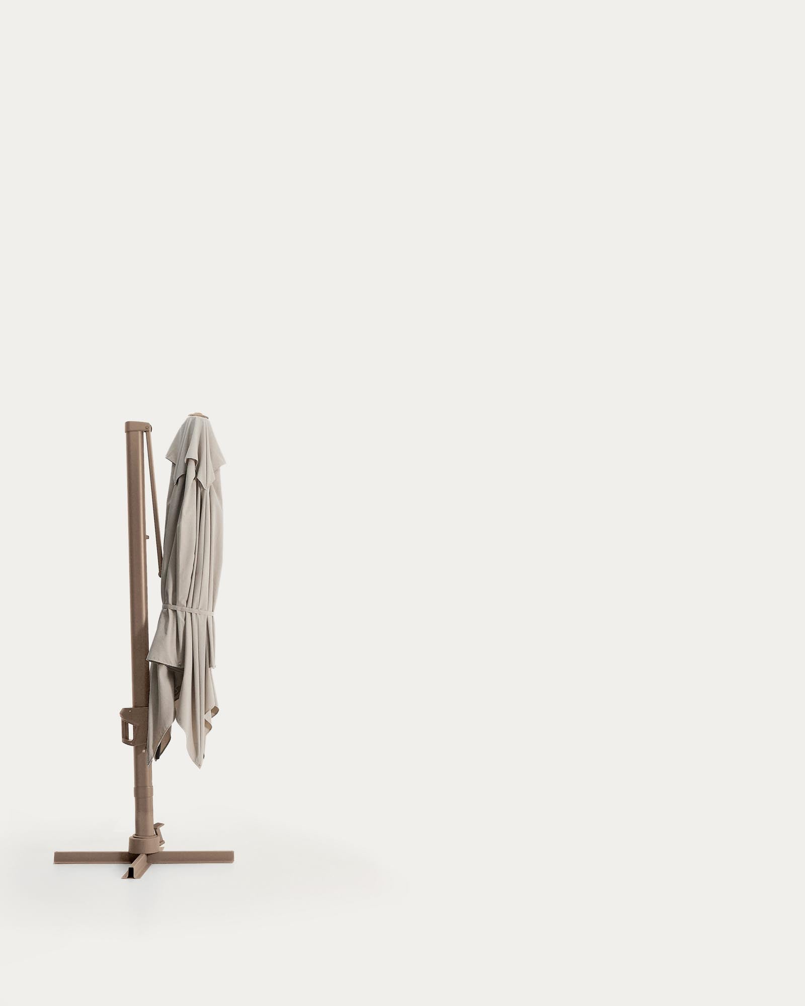 Stilvoller exzentrischer Sonnenschirm Noli in hellem Beige, ausgestattet mit einem stabilen taupefarbenen Aluminiumgestell, perfekt für entspannte Stunden im Freien.