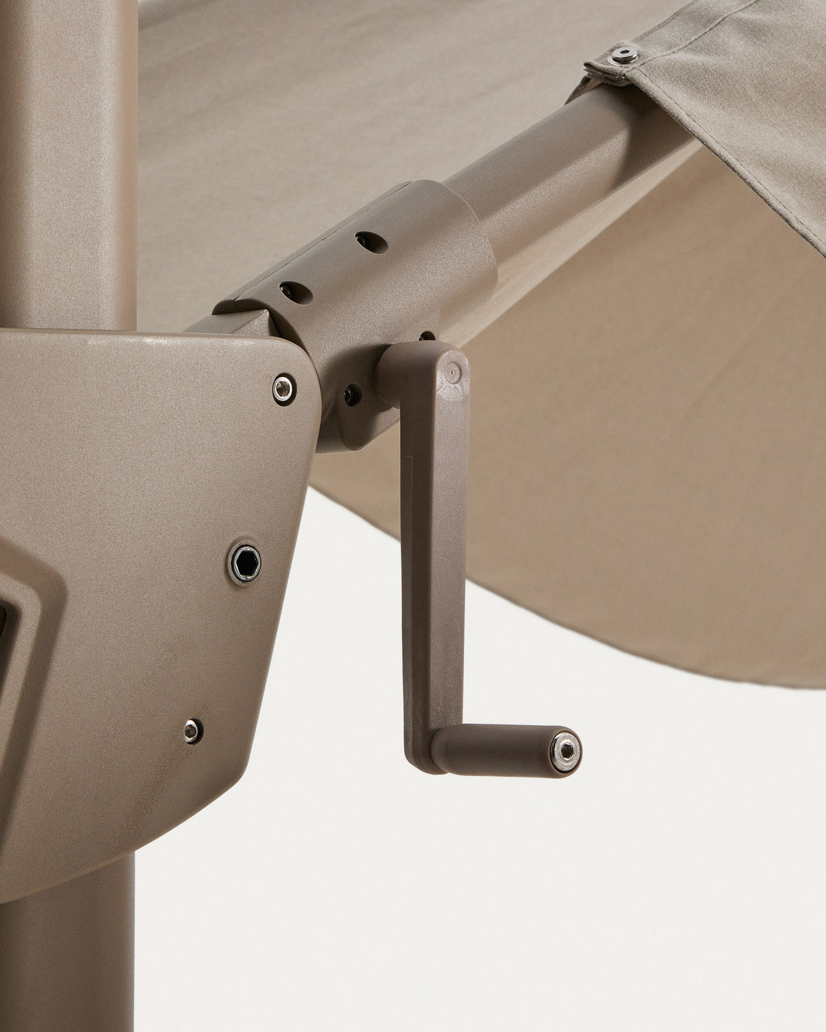 Exzentrischer Sonnenschirm Noli in Beige mit taupefarbenem Aluminiumgestell, 300 x 300 cm in Beige, Ecru, Taupe präsentiert im Onlineshop von KAQTU Design AG. Sonnenschirm ist von Kave Home