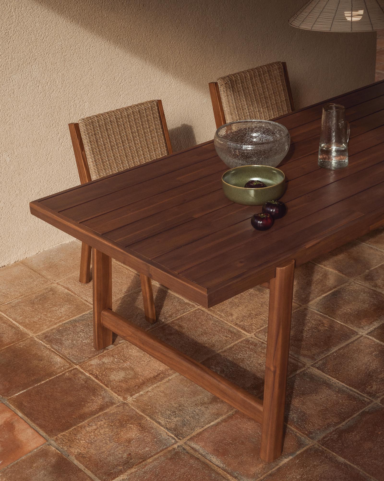 Eleganter Outdoor-Tisch Itani aus robustem Akazienholz, ideal für Garten und Terrasse, 240 x 100 cm, umweltfreundlich und stilvoll.