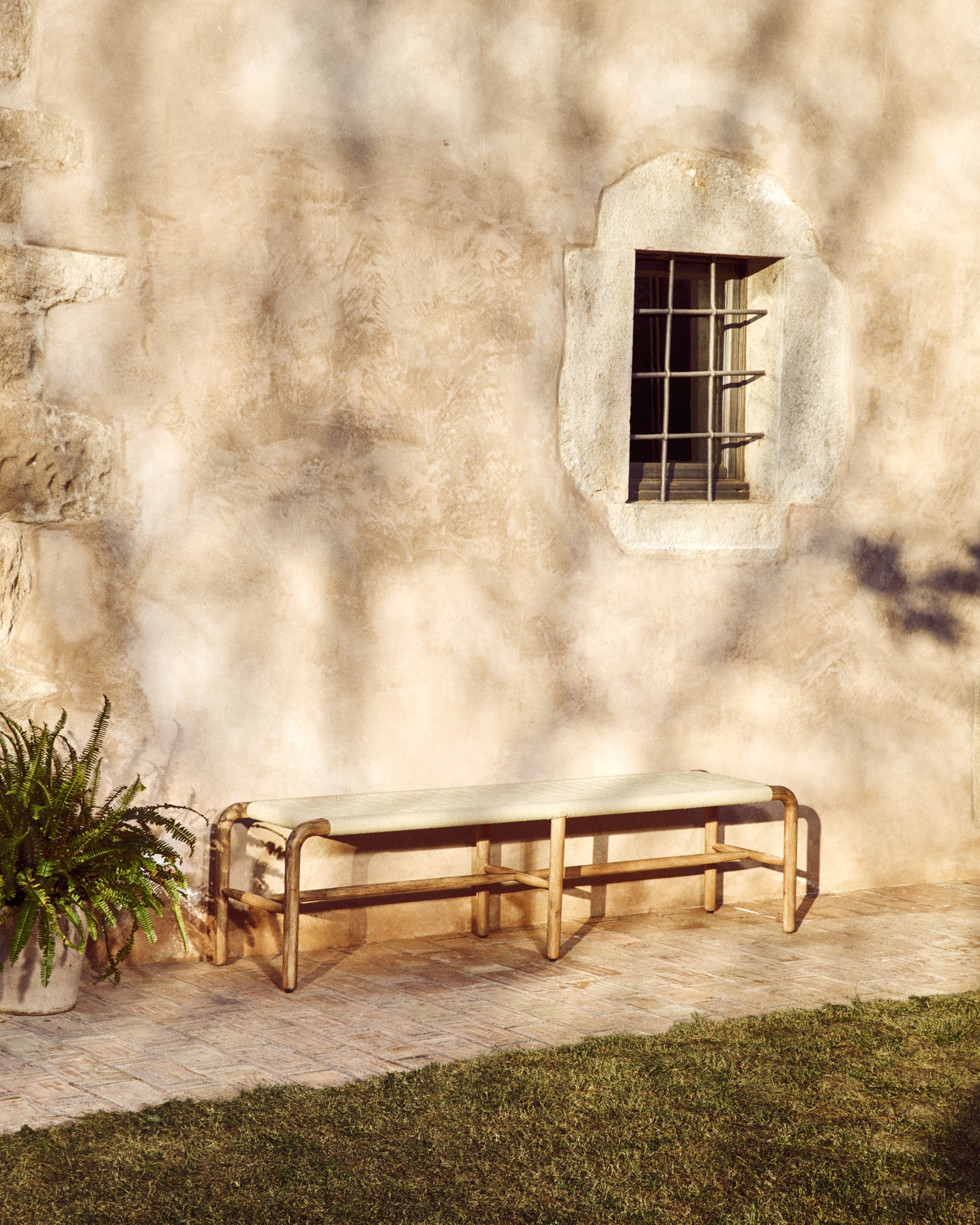 Bank Alipa aus massivem Akazienholz und ecrufarbenem Seil, 200 cm, FSC 100 % in Ecru präsentiert im Onlineshop von KAQTU Design AG. Gartenbank ist von Kave Home