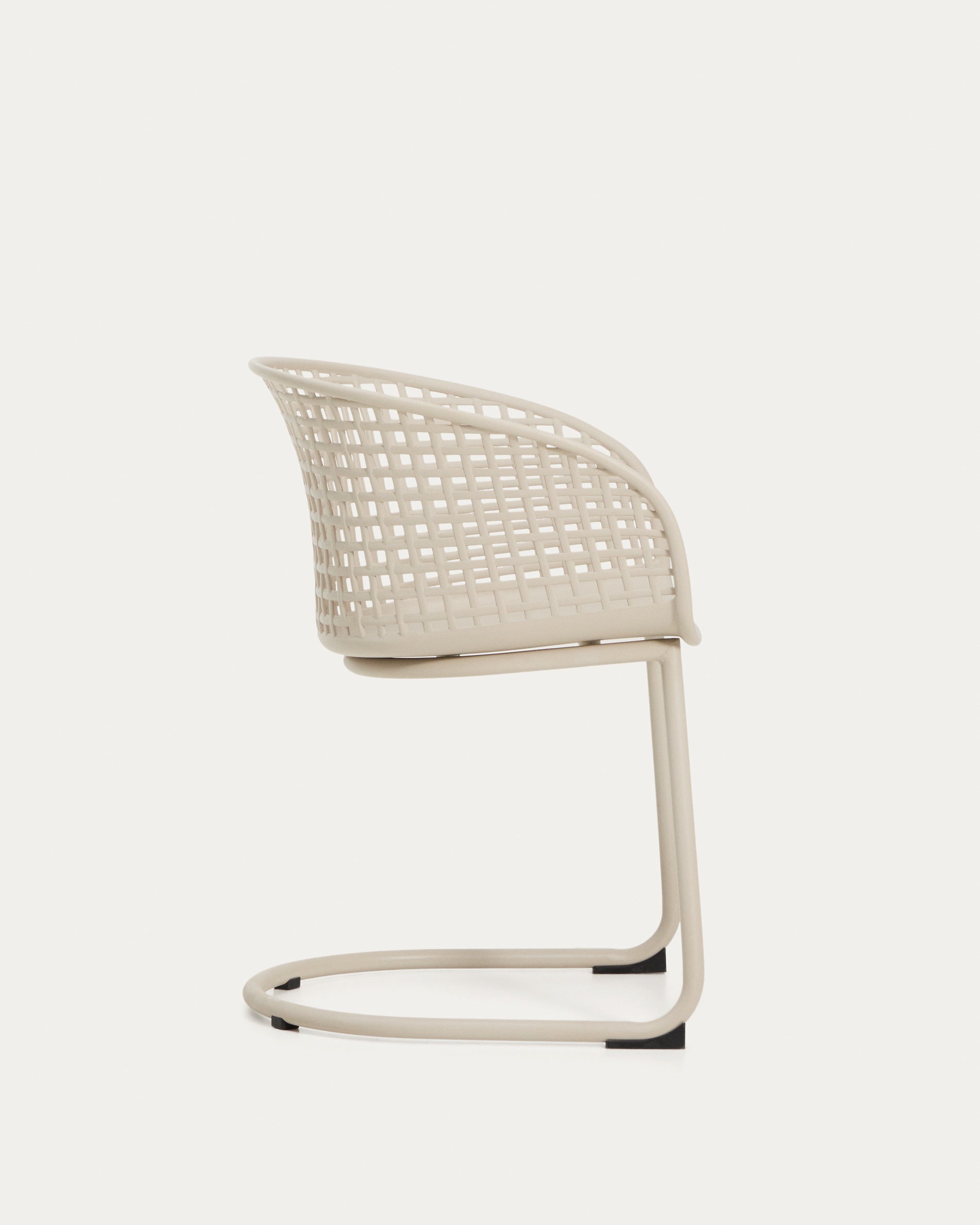 Outdoor-Stuhl Tenaro aus Kunststoff mit beigem Stahlgestell in Beige präsentiert im Onlineshop von KAQTU Design AG. Gartenstuhl ist von Kave Home