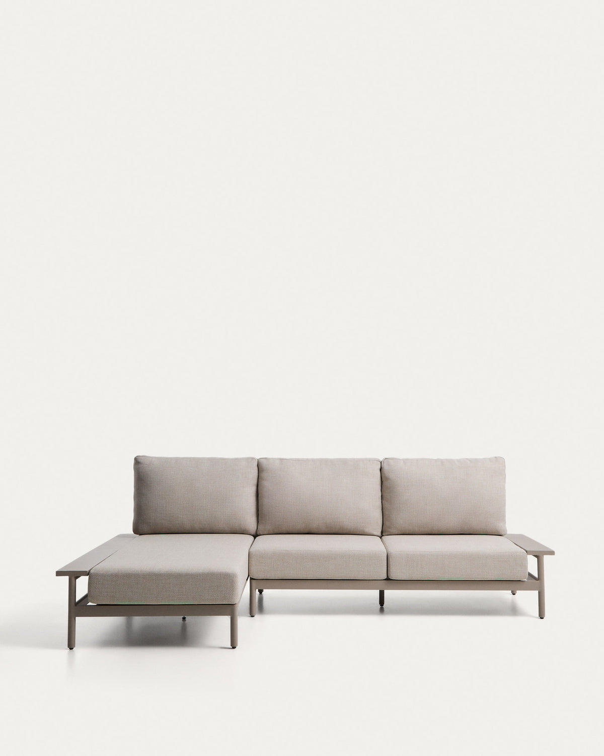 Vathi 3-Sitzer-Sofa aus Aluminium mit linker Chaiselongue in Taupe 250 x 159 cm in Taupe, Beige, Hellbraun präsentiert im Onlineshop von KAQTU Design AG. Lounge Sofa ist von Kave Home